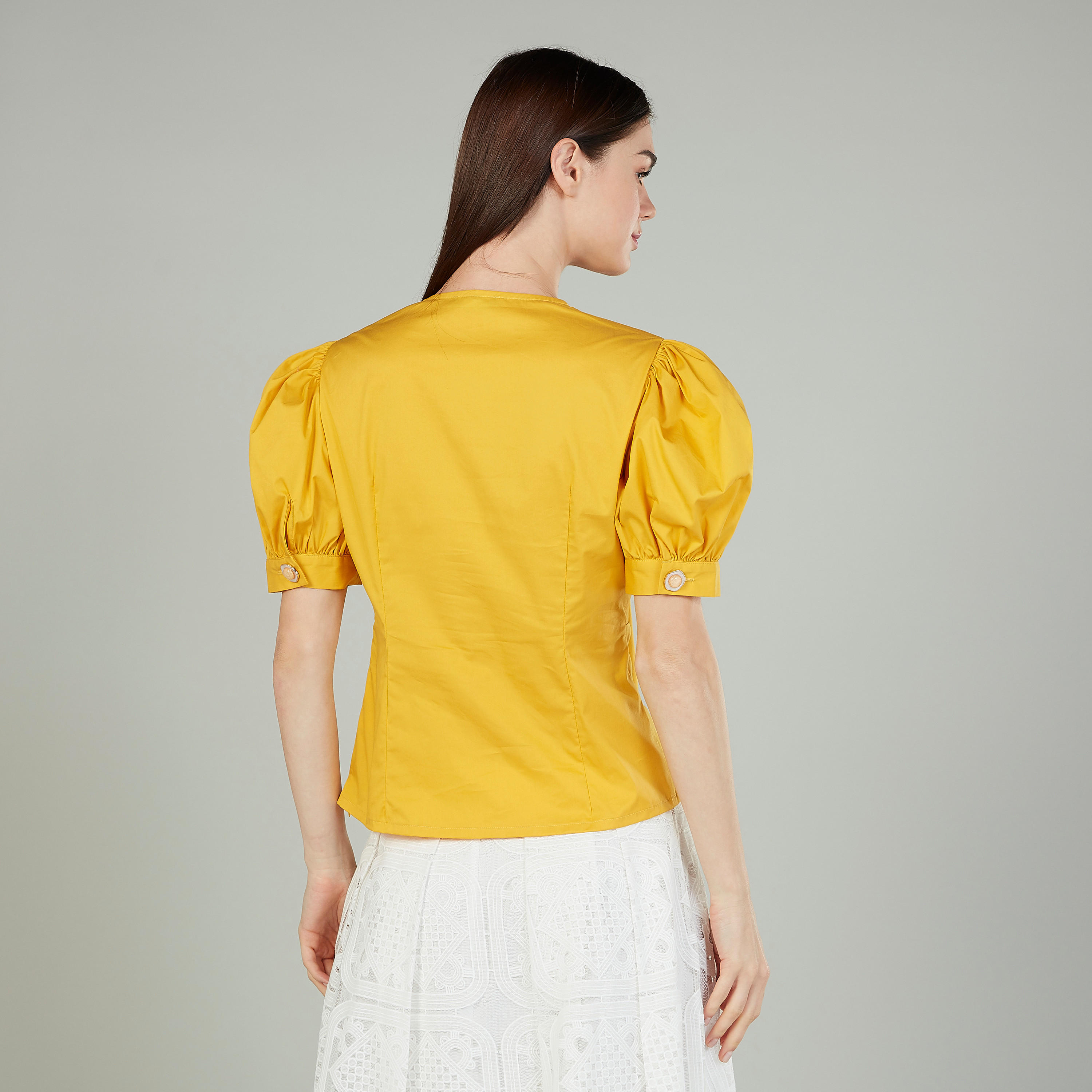 بلوزة سادة بياقة V وفيونكة من أيكونيك-women-clothing-shirtsandblouses-blouses-image-4