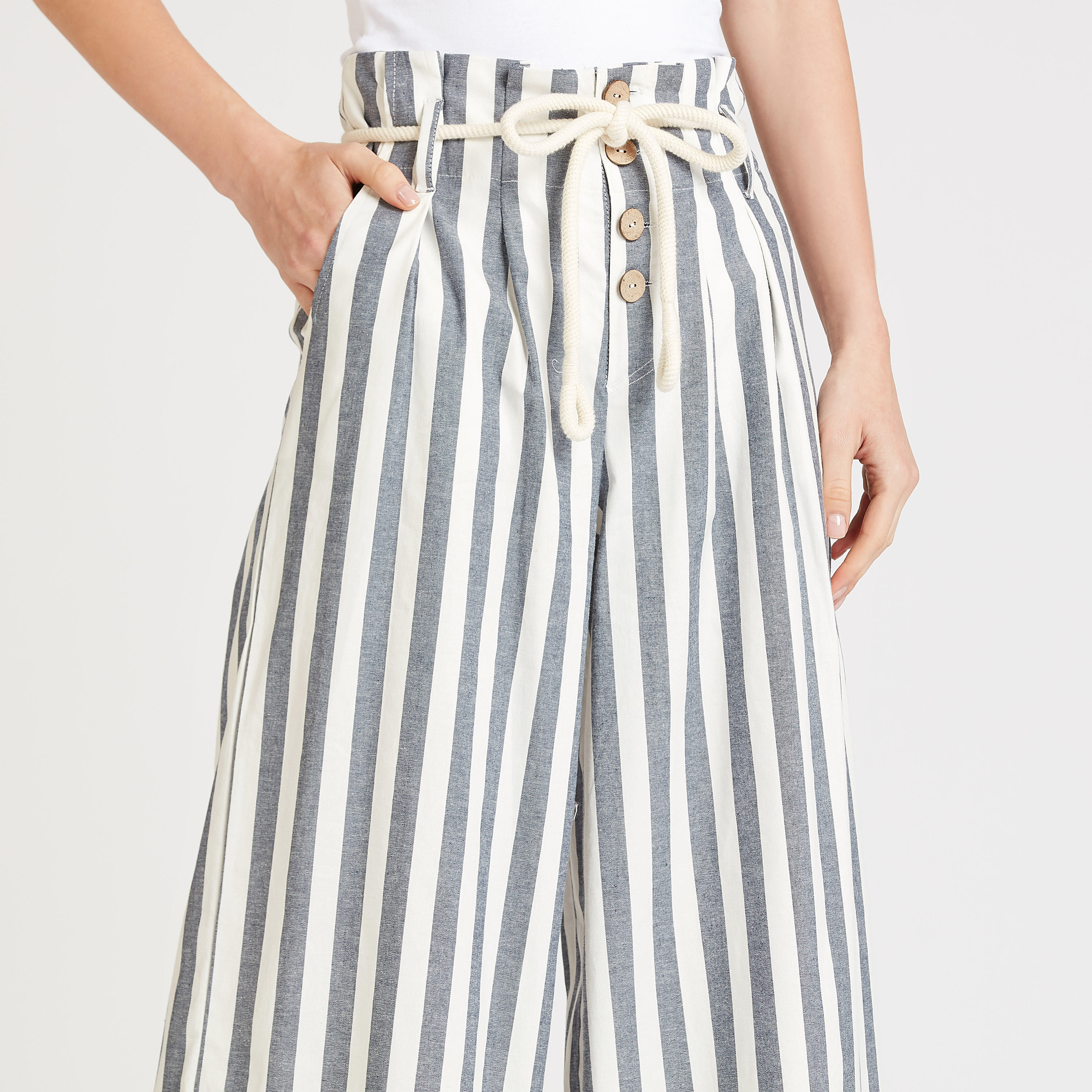 بنطلون بالازو مخطط بقصّة واسعة بجيوب وأربطة من آيكونيك-women-clothing-bottoms-trousers-image-3