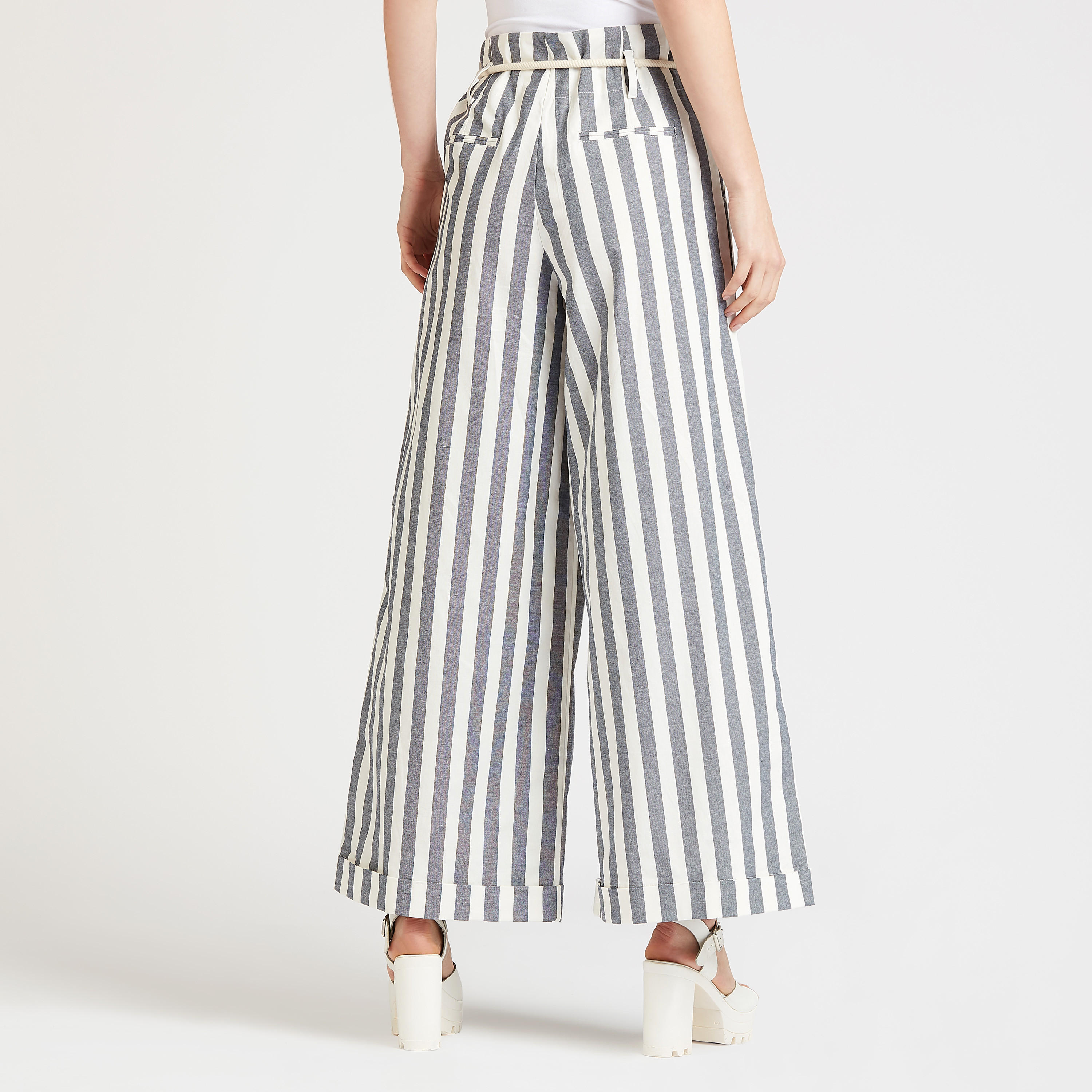 بنطلون بالازو مخطط بقصّة واسعة بجيوب وأربطة من آيكونيك-women-clothing-bottoms-trousers-image-4