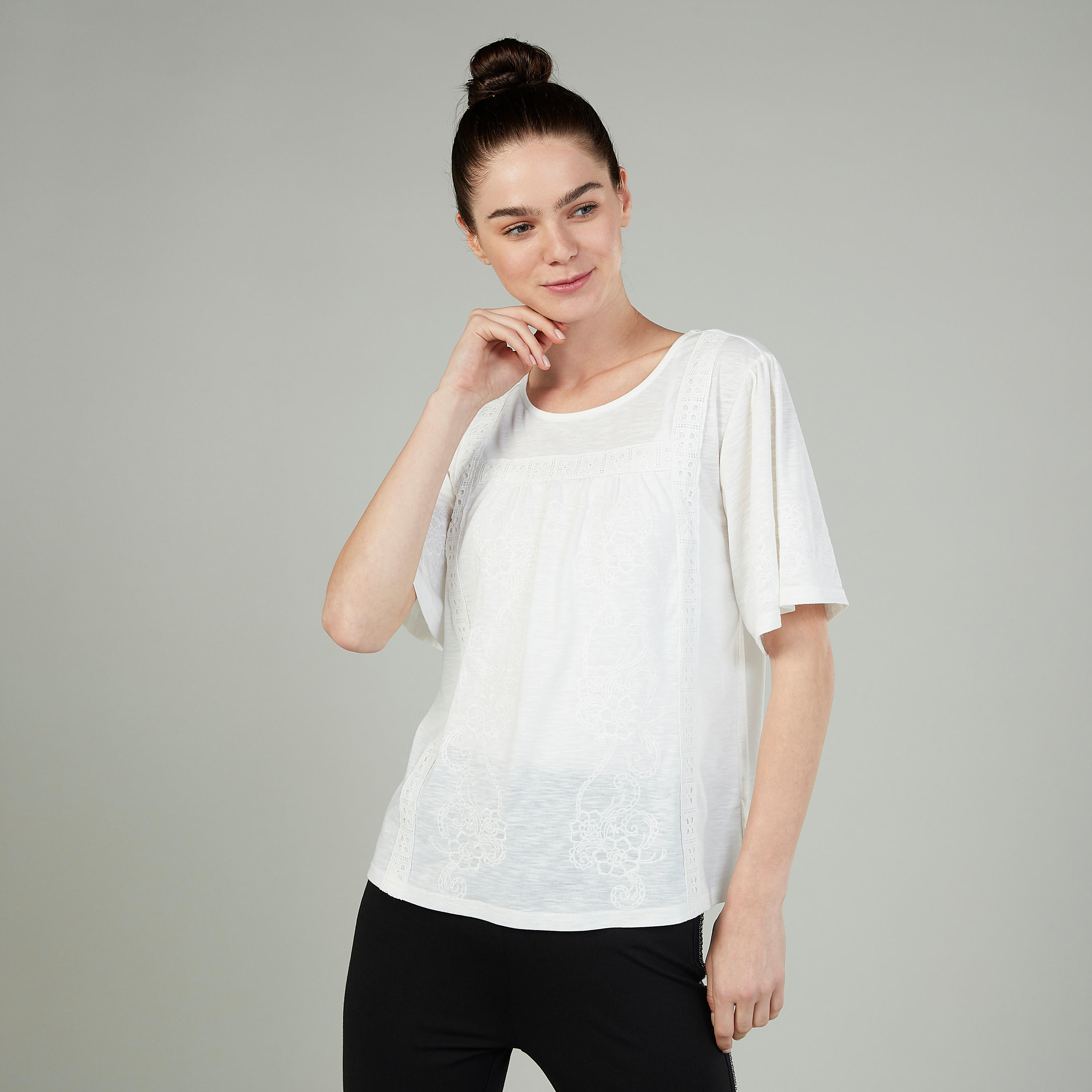 بلوزة بياقة مستديرة وأكمام قصيرة وتفاصيل دانتيل من آيكونيك-women-clothing-shirtsandblouses-blouses-image-1