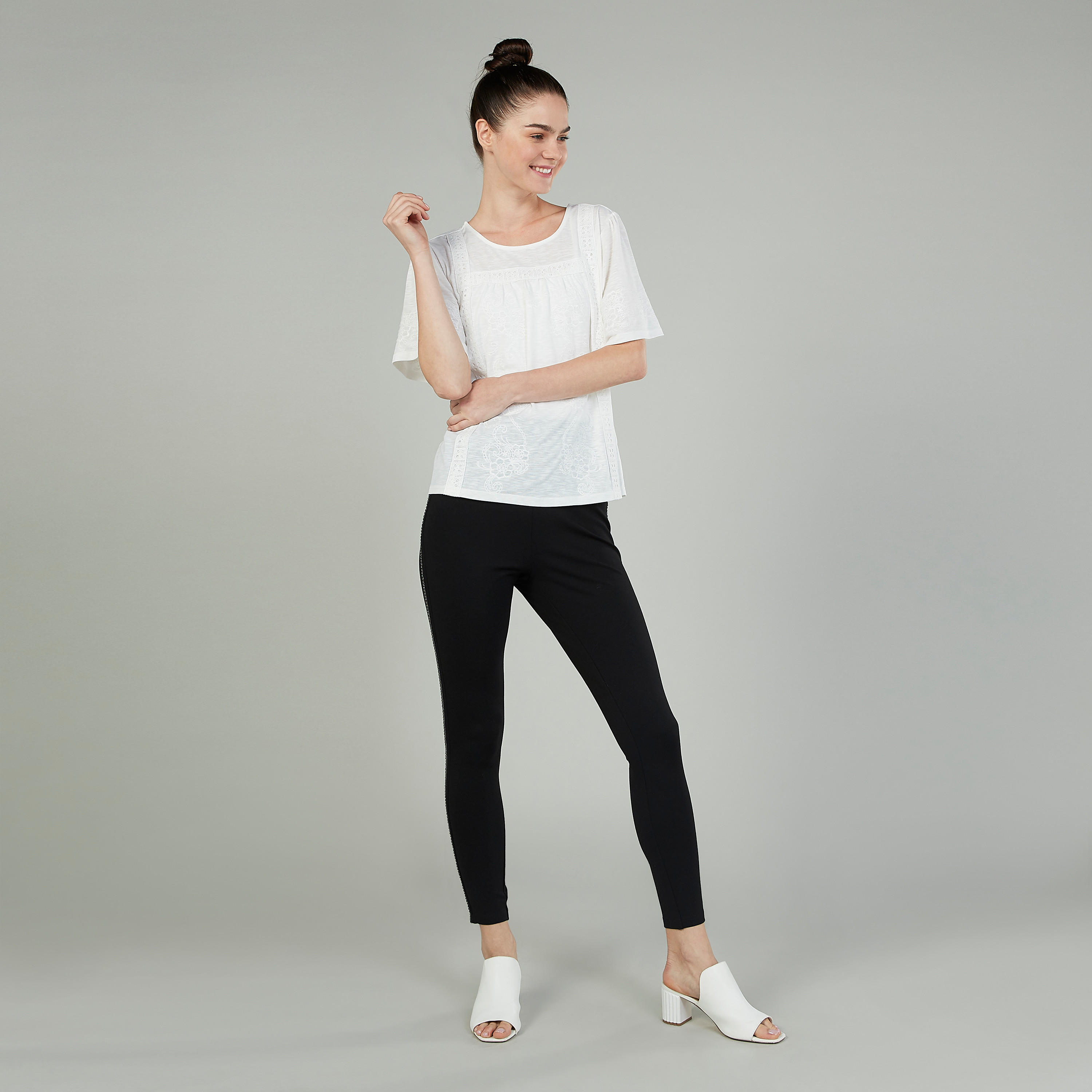 بلوزة بياقة مستديرة وأكمام قصيرة وتفاصيل دانتيل من آيكونيك-women-clothing-shirtsandblouses-blouses-image-2