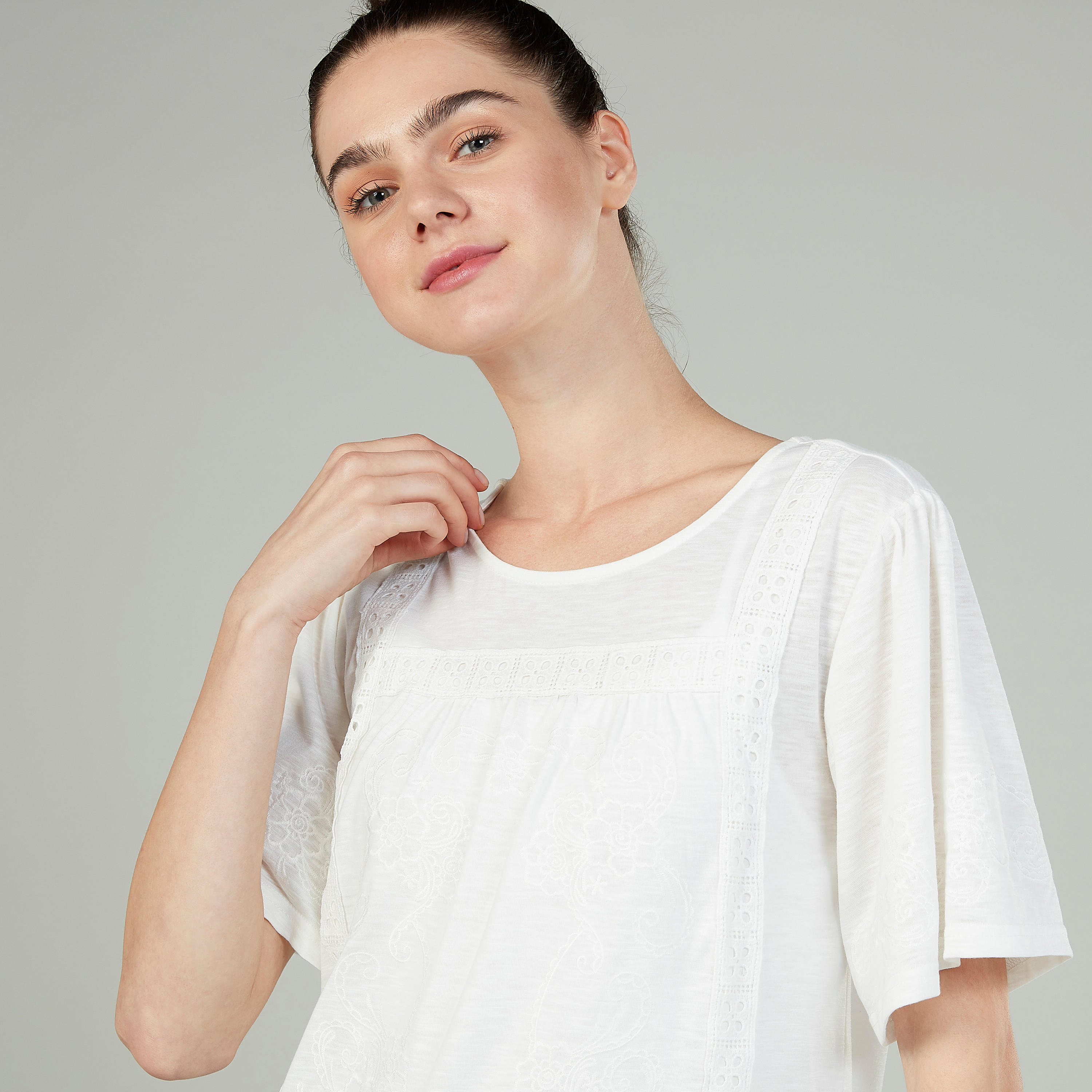 بلوزة بياقة مستديرة وأكمام قصيرة وتفاصيل دانتيل من آيكونيك-women-clothing-shirtsandblouses-blouses-image-3