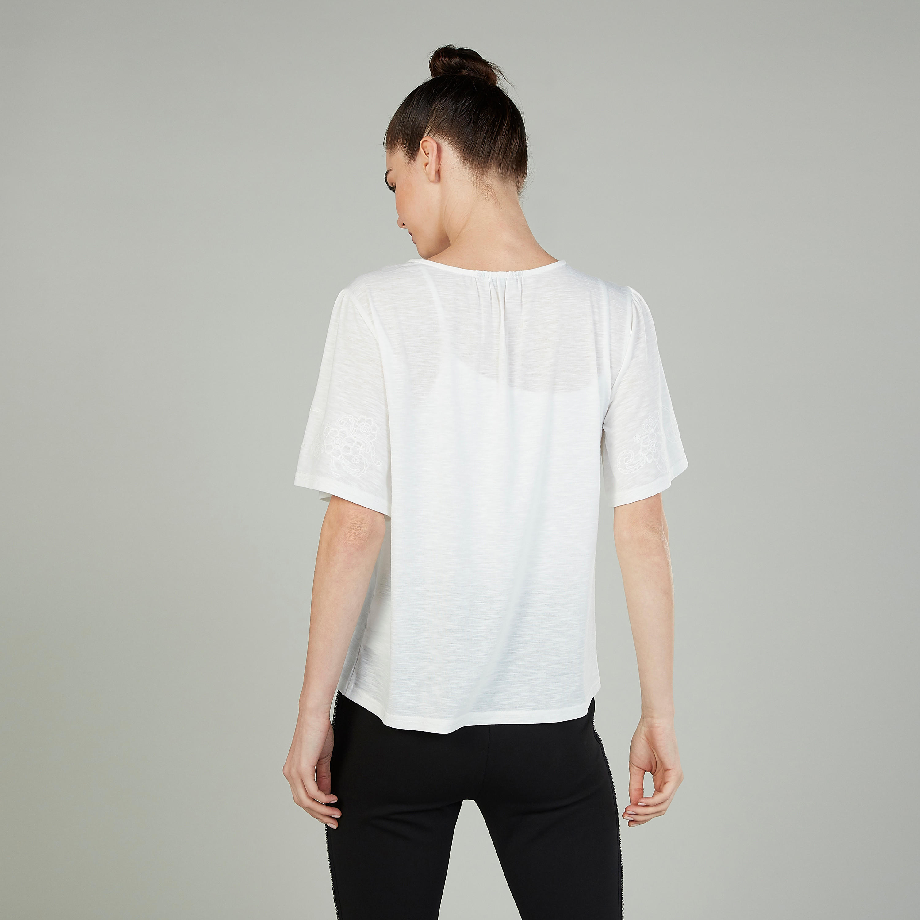 بلوزة بياقة مستديرة وأكمام قصيرة وتفاصيل دانتيل من آيكونيك-women-clothing-shirtsandblouses-blouses-image-4