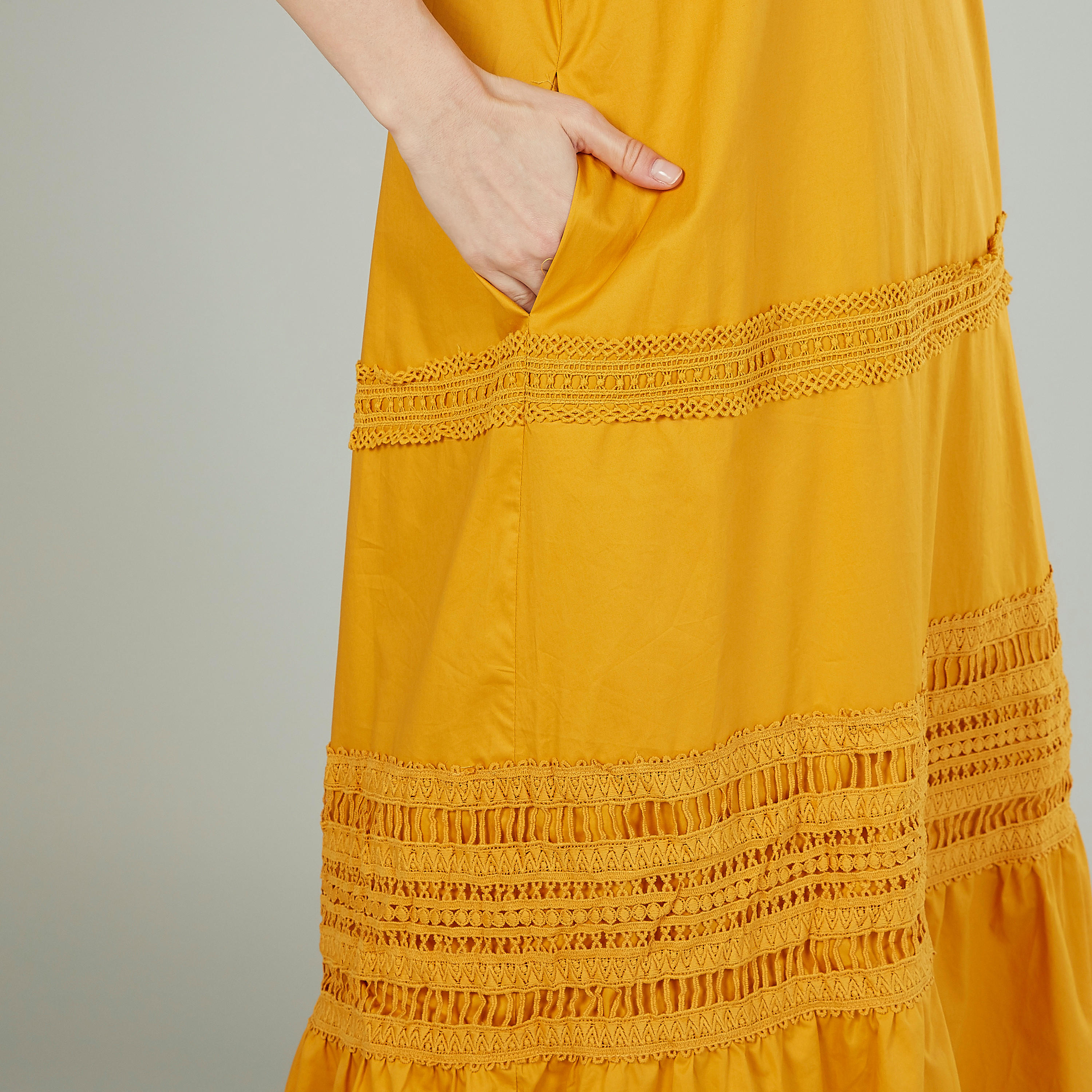فستان إيه لاين متوسط الطول بتفاصيل دانتيل بأكمام كاب من أيكونيك-women-clothing-dresses-image-3