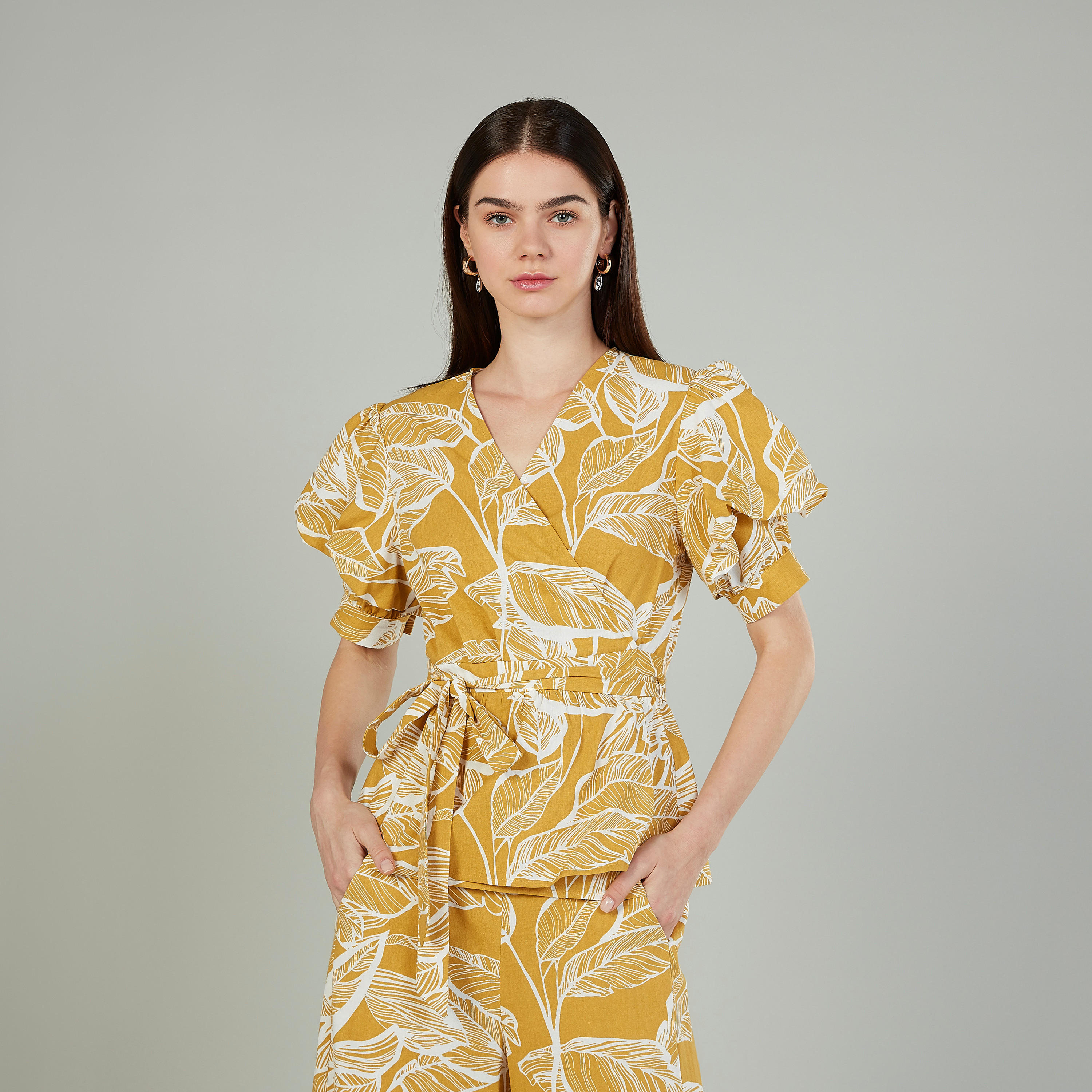 بلوزة بياقة V وأكمام قصيرة وطبعات من آيكونيك-women-clothing-shirtsandblouses-blouses-image-1