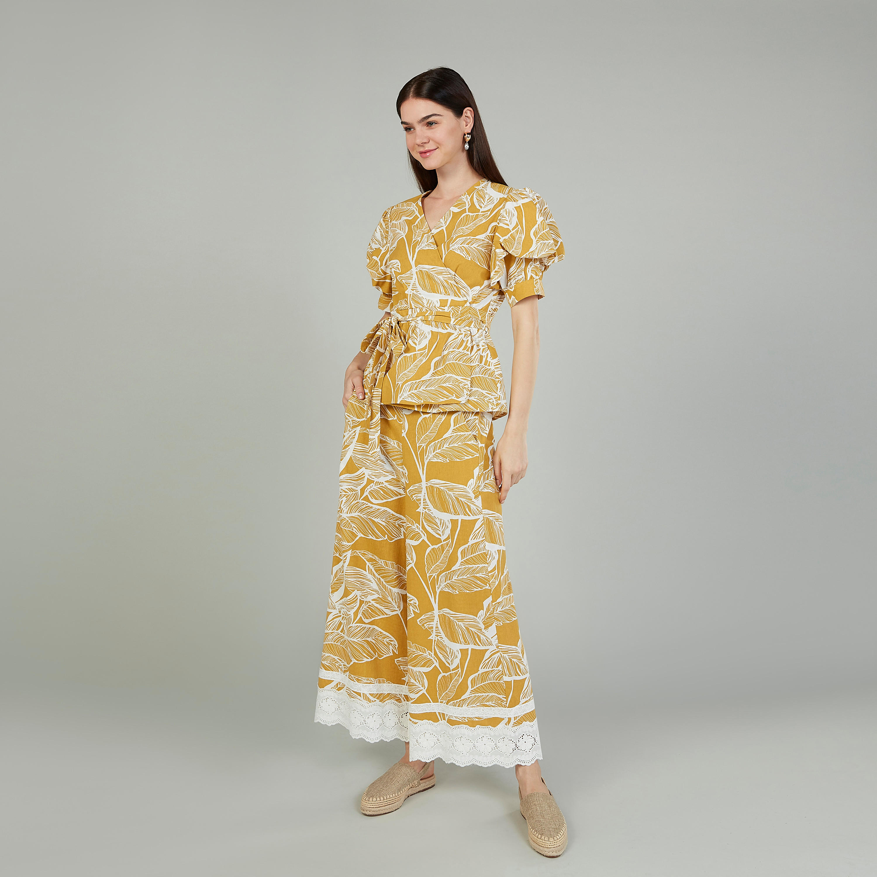 بلوزة بياقة V وأكمام قصيرة وطبعات من آيكونيك-women-clothing-shirtsandblouses-blouses-image-2