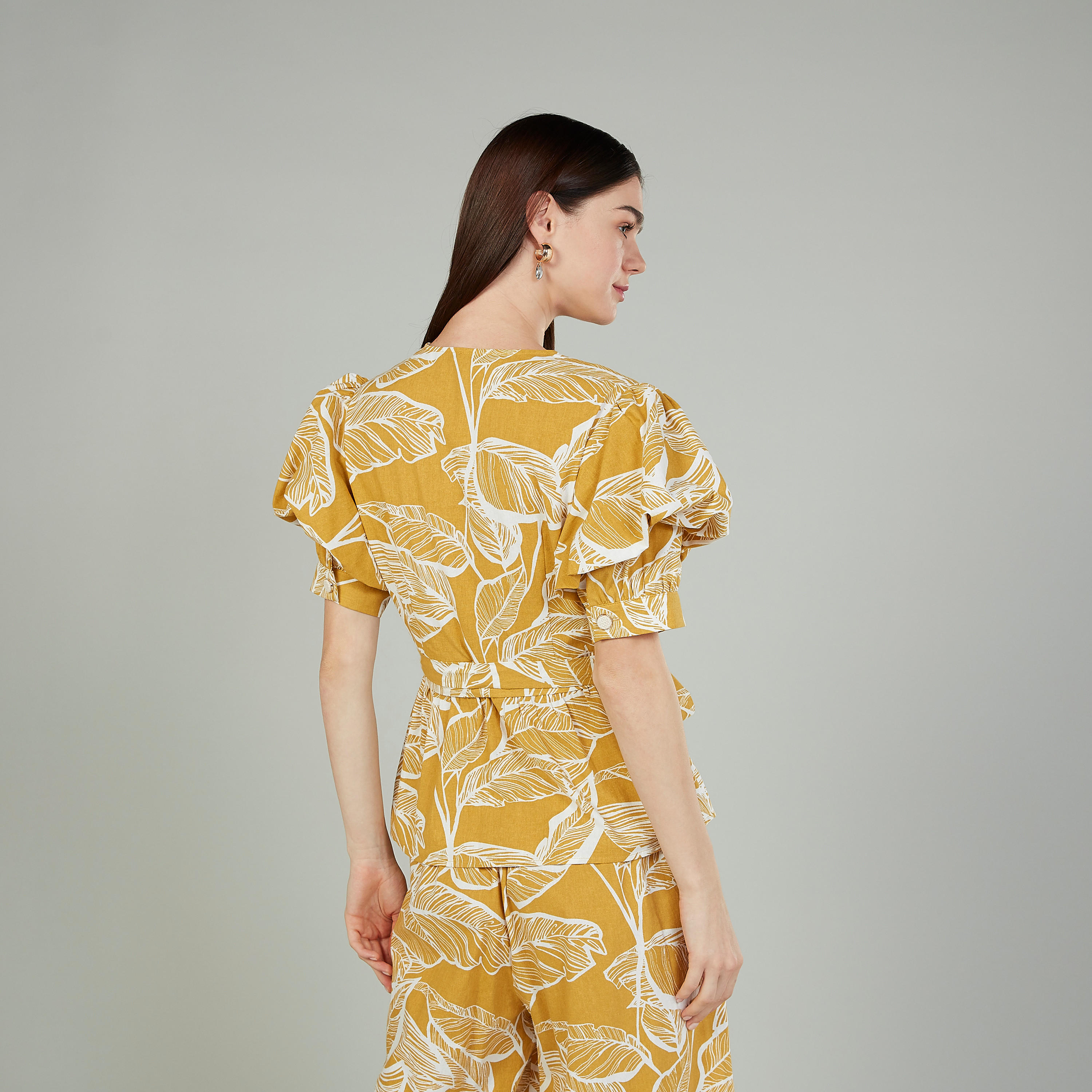 بلوزة بياقة V وأكمام قصيرة وطبعات من آيكونيك-women-clothing-shirtsandblouses-blouses-image-4