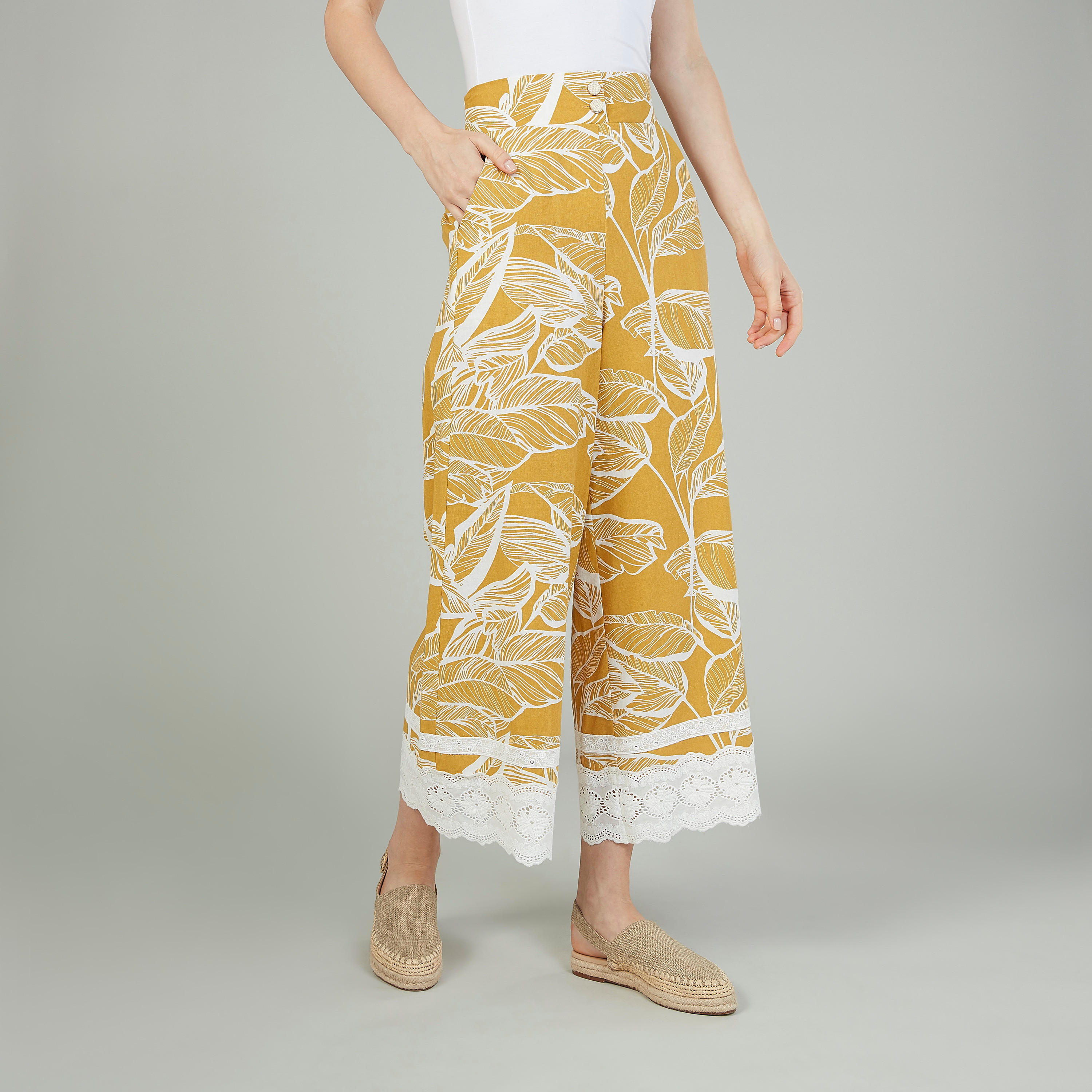 بنطلون بلازو بتفاصيل جيوب وطبعات من آيكونيك-women-clothing-bottoms-trousers-image-1