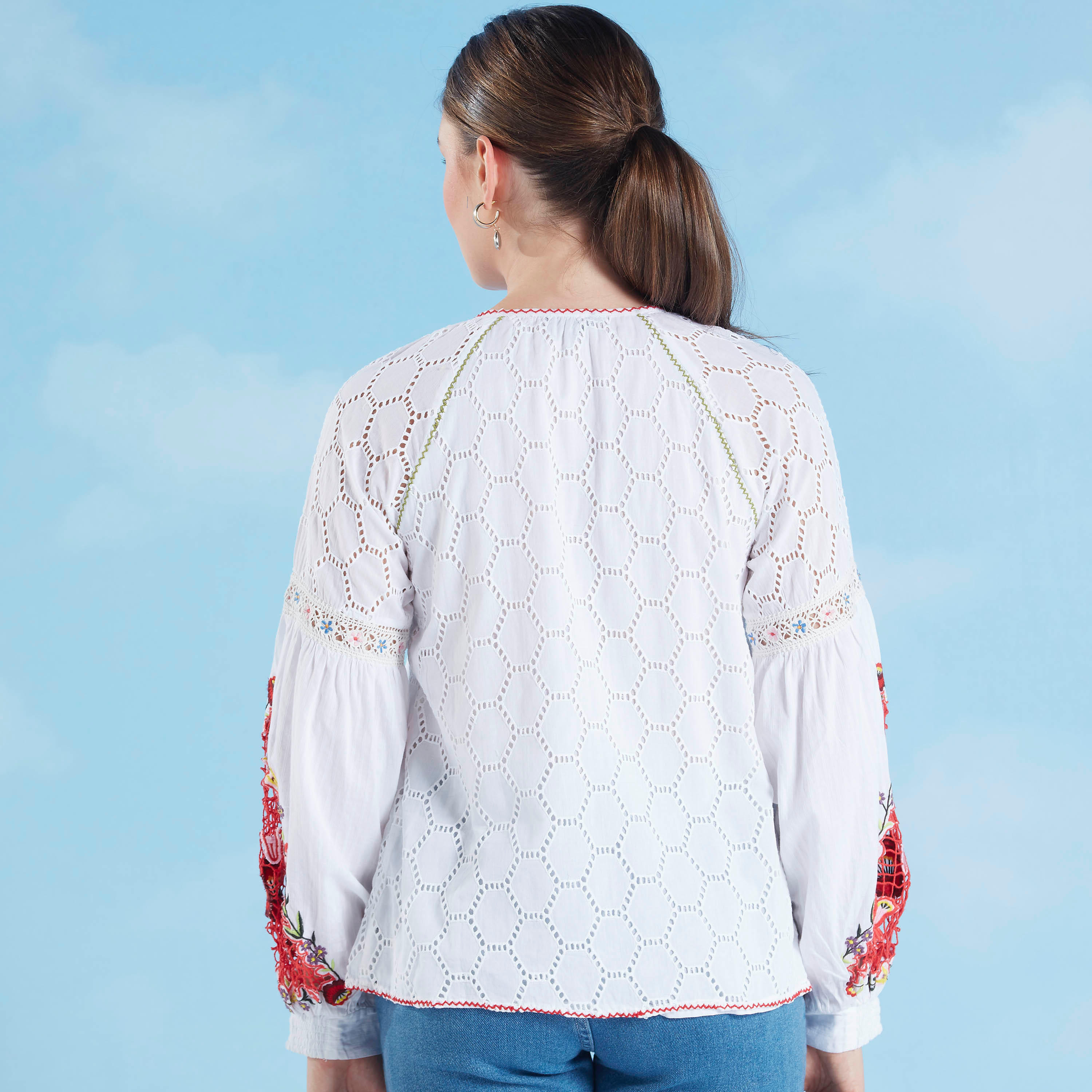بلوزة مطرّزة بأكمام مغايرة وأربطة من آيكونيك-women-clothing-shirtsandblouses-blouses-image-6