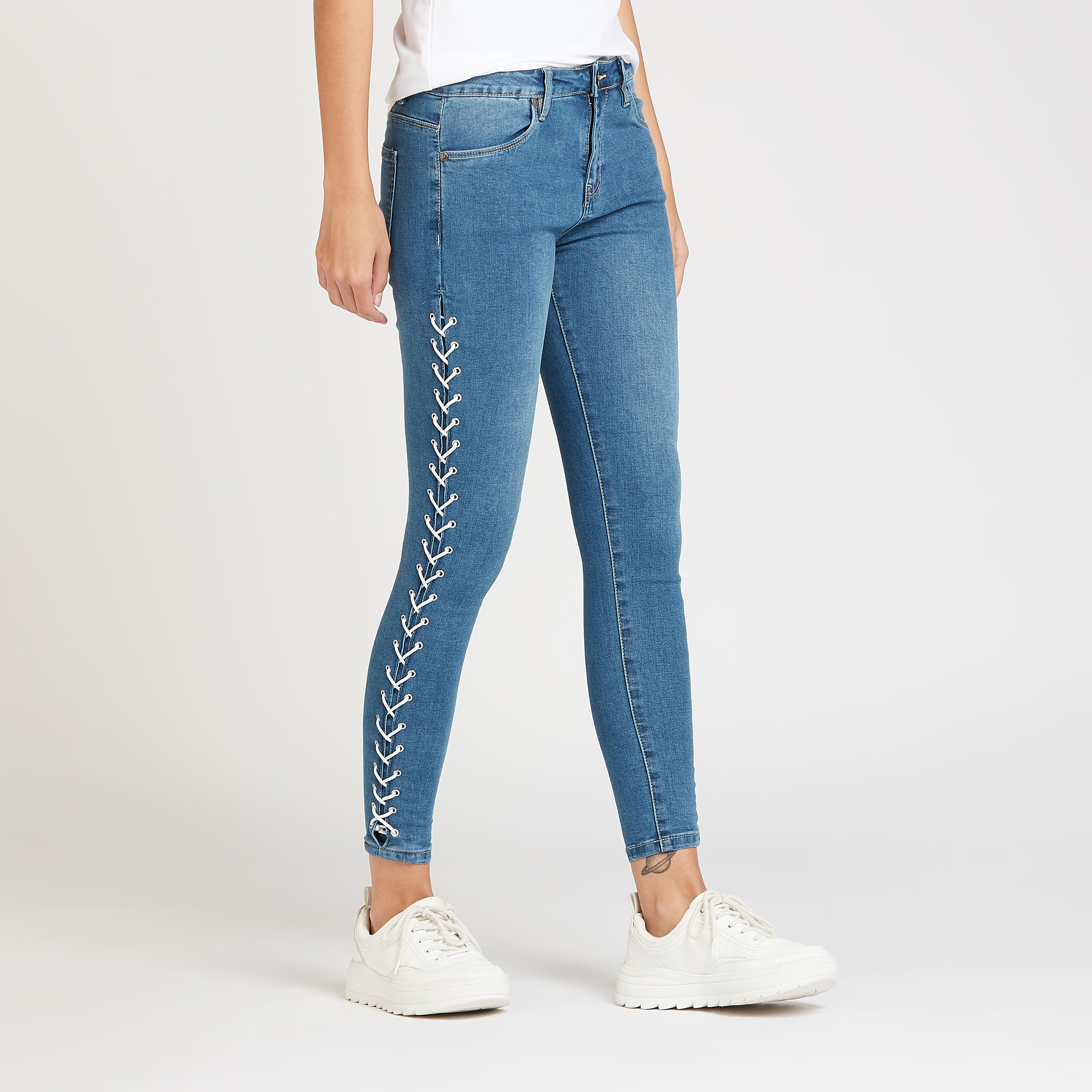 بنطلون جينز بارز الملمس بقصّة عريضة وخصر بتفاصيل حلقات تثبيت صغيرة وجيوب-women-clothing-bottoms-jeans-image-1