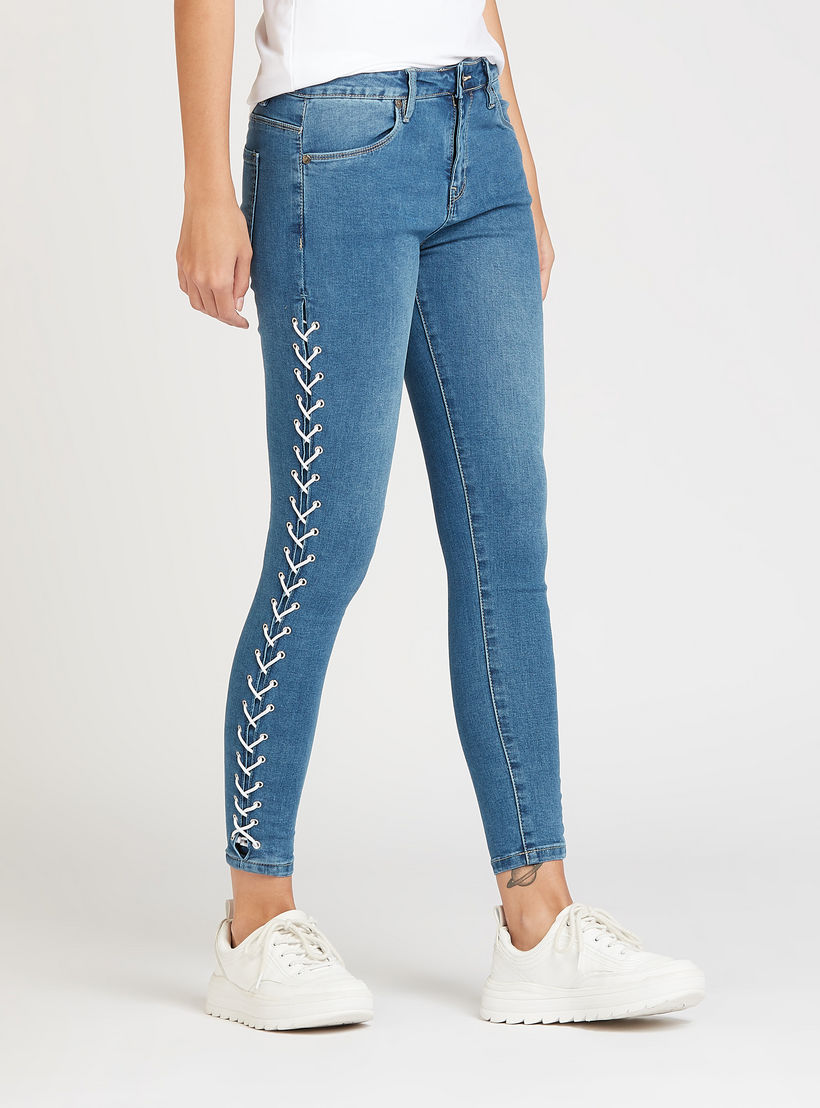بنطلون جينز بارز الملمس بقصّة عريضة وخصر بتفاصيل حلقات تثبيت صغيرة وجيوب-women-clothing-bottoms-jeans-image-1