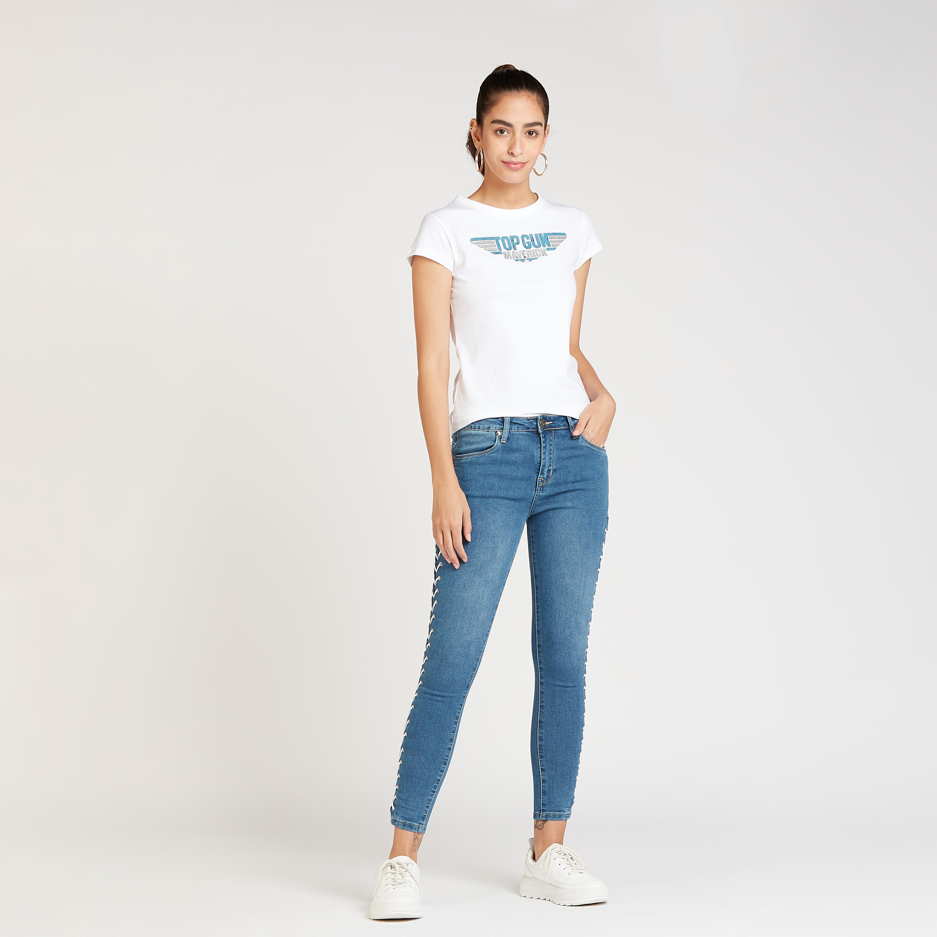 بنطلون جينز بارز الملمس بقصّة عريضة وخصر بتفاصيل حلقات تثبيت صغيرة وجيوب-women-clothing-bottoms-jeans-image-2