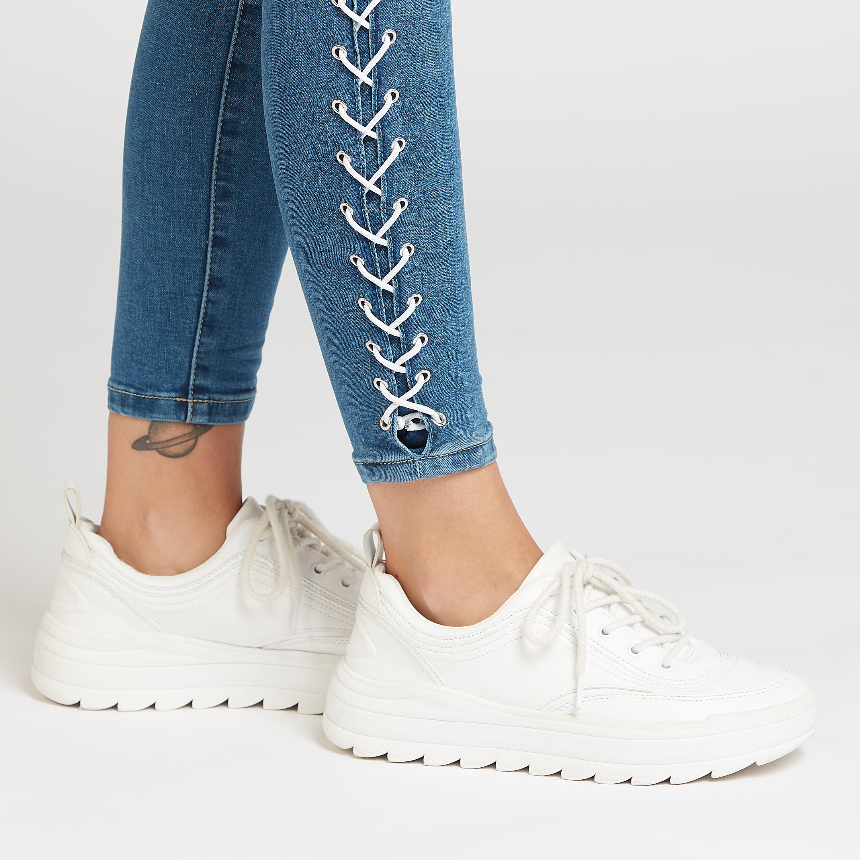 بنطلون جينز بارز الملمس بقصّة عريضة وخصر بتفاصيل حلقات تثبيت صغيرة وجيوب-women-clothing-bottoms-jeans-image-3