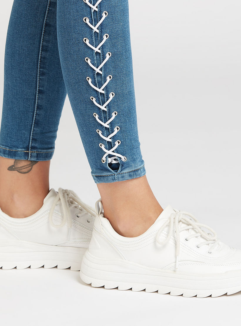 بنطلون جينز بارز الملمس بقصّة عريضة وخصر بتفاصيل حلقات تثبيت صغيرة وجيوب-women-clothing-bottoms-jeans-image-3
