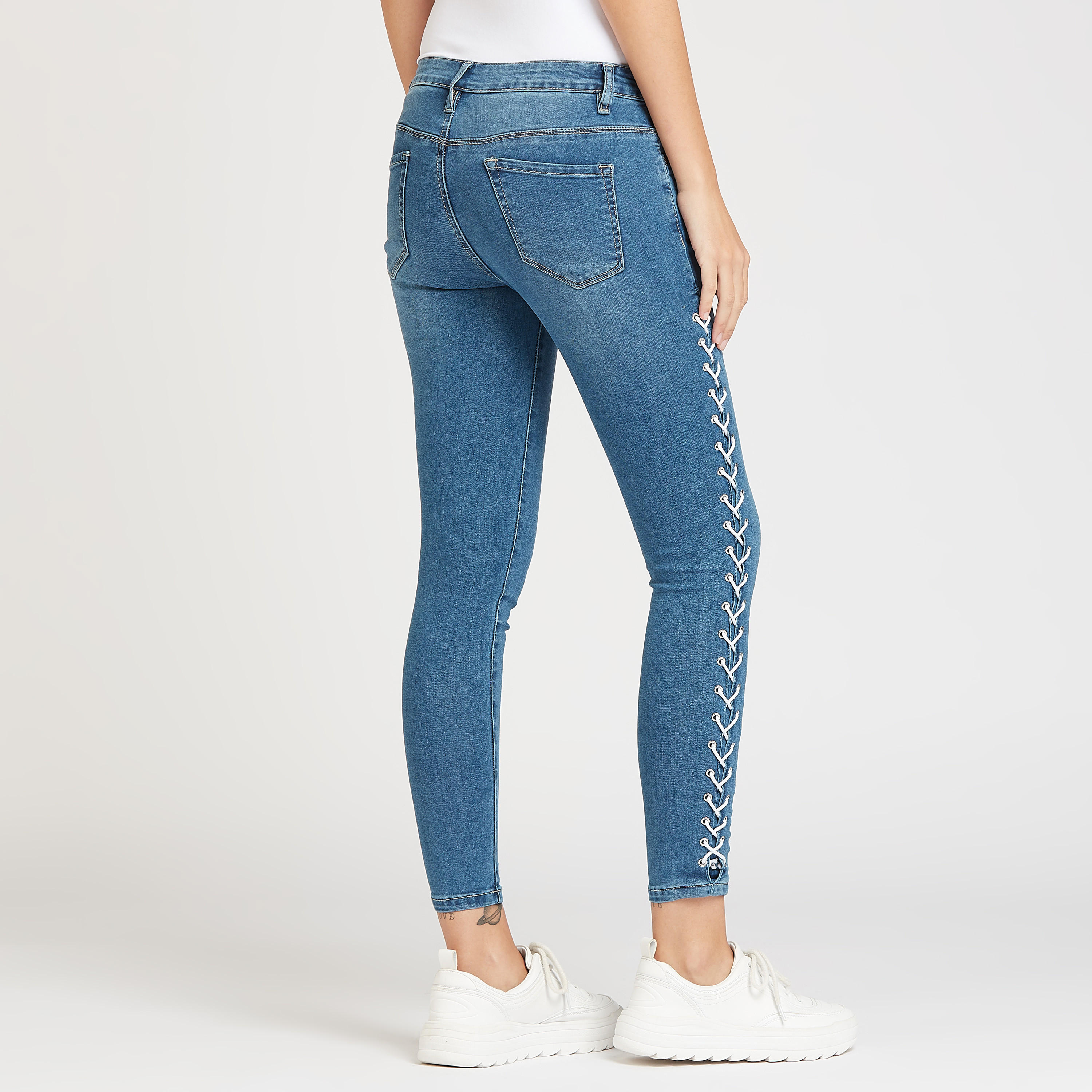 بنطلون جينز بارز الملمس بقصّة عريضة وخصر بتفاصيل حلقات تثبيت صغيرة وجيوب-women-clothing-bottoms-jeans-image-4