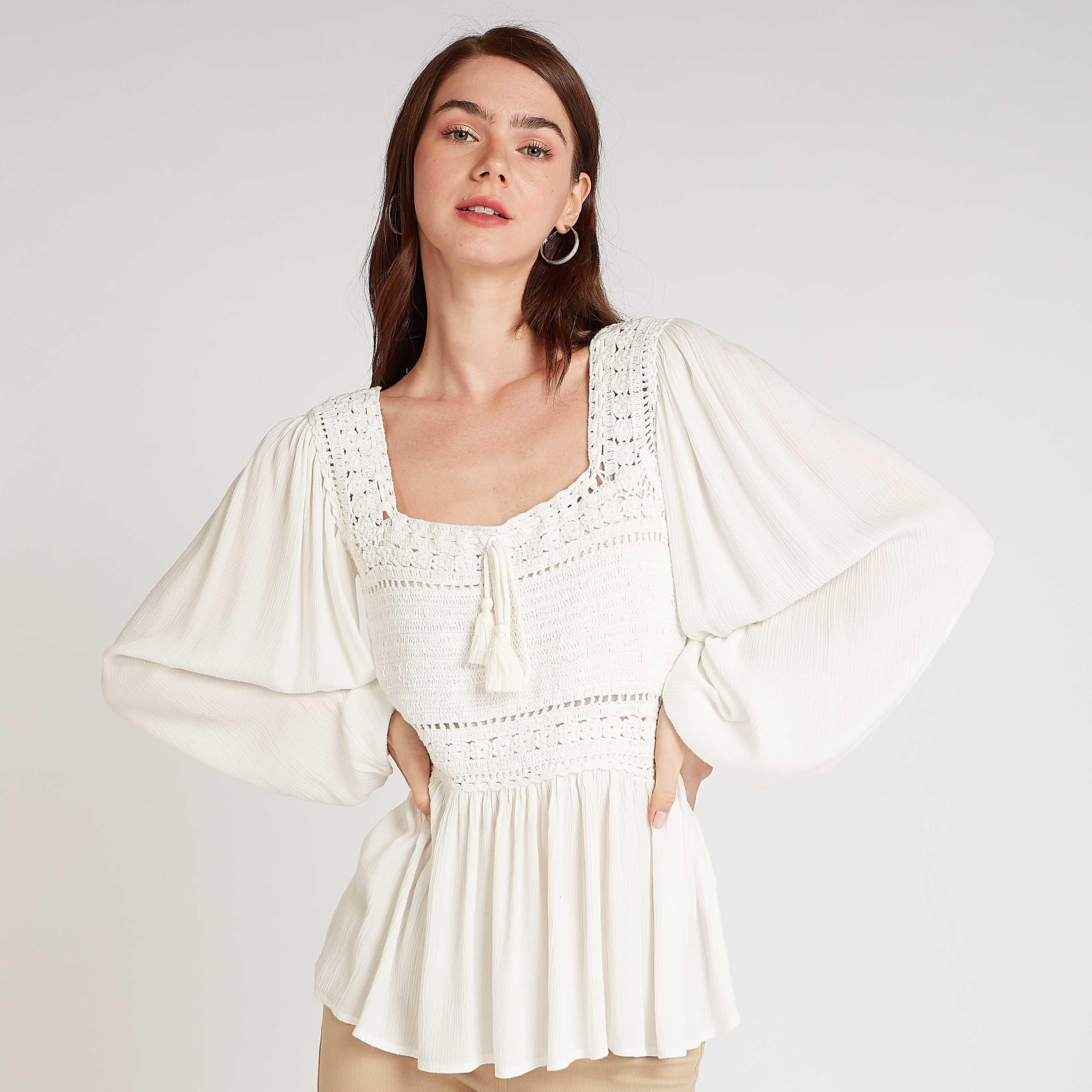 بلوزة بتفاصيل دانتيل وياقة ضيّقة وأكمام طويلة من آيكونيك-women-clothing-shirtsandblouses-blouses-image-1