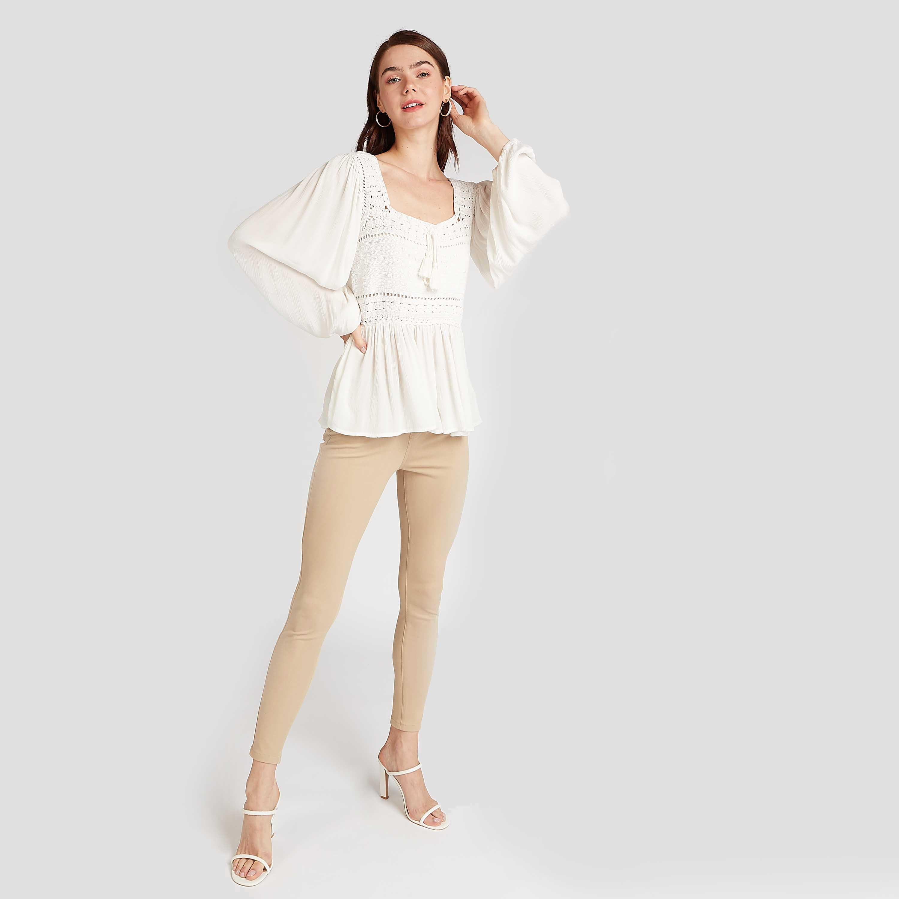بلوزة بتفاصيل دانتيل وياقة ضيّقة وأكمام طويلة من آيكونيك-women-clothing-shirtsandblouses-blouses-image-2
