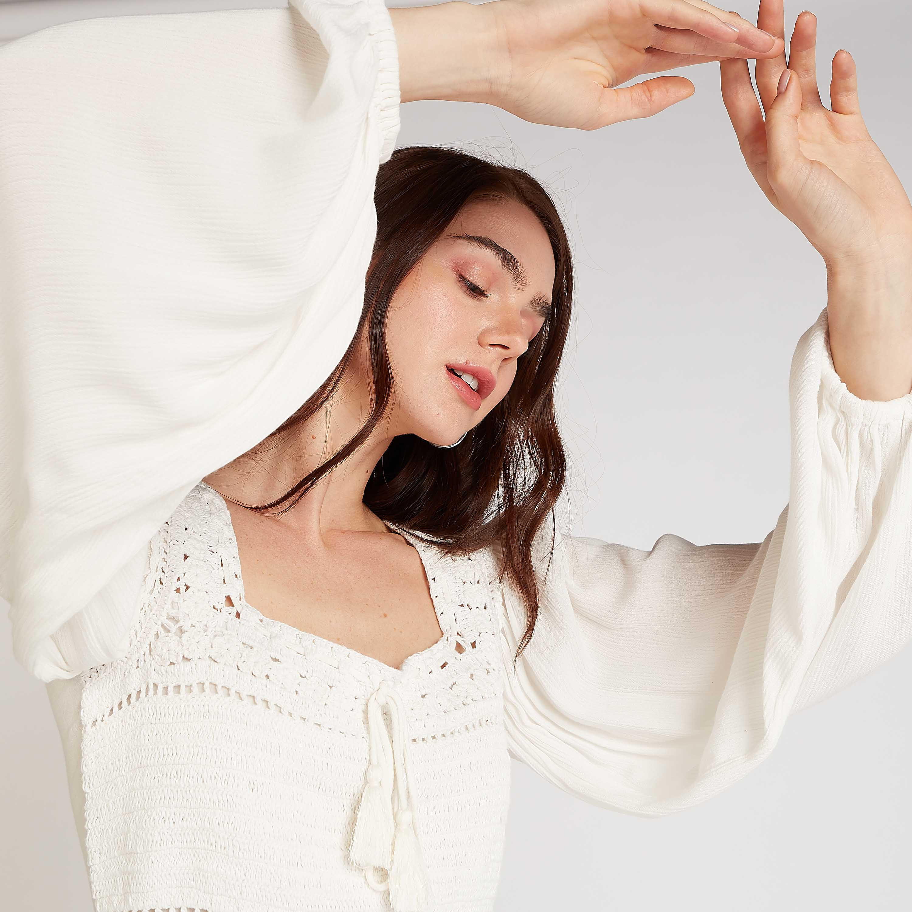 بلوزة بتفاصيل دانتيل وياقة ضيّقة وأكمام طويلة من آيكونيك-women-clothing-shirtsandblouses-blouses-image-5