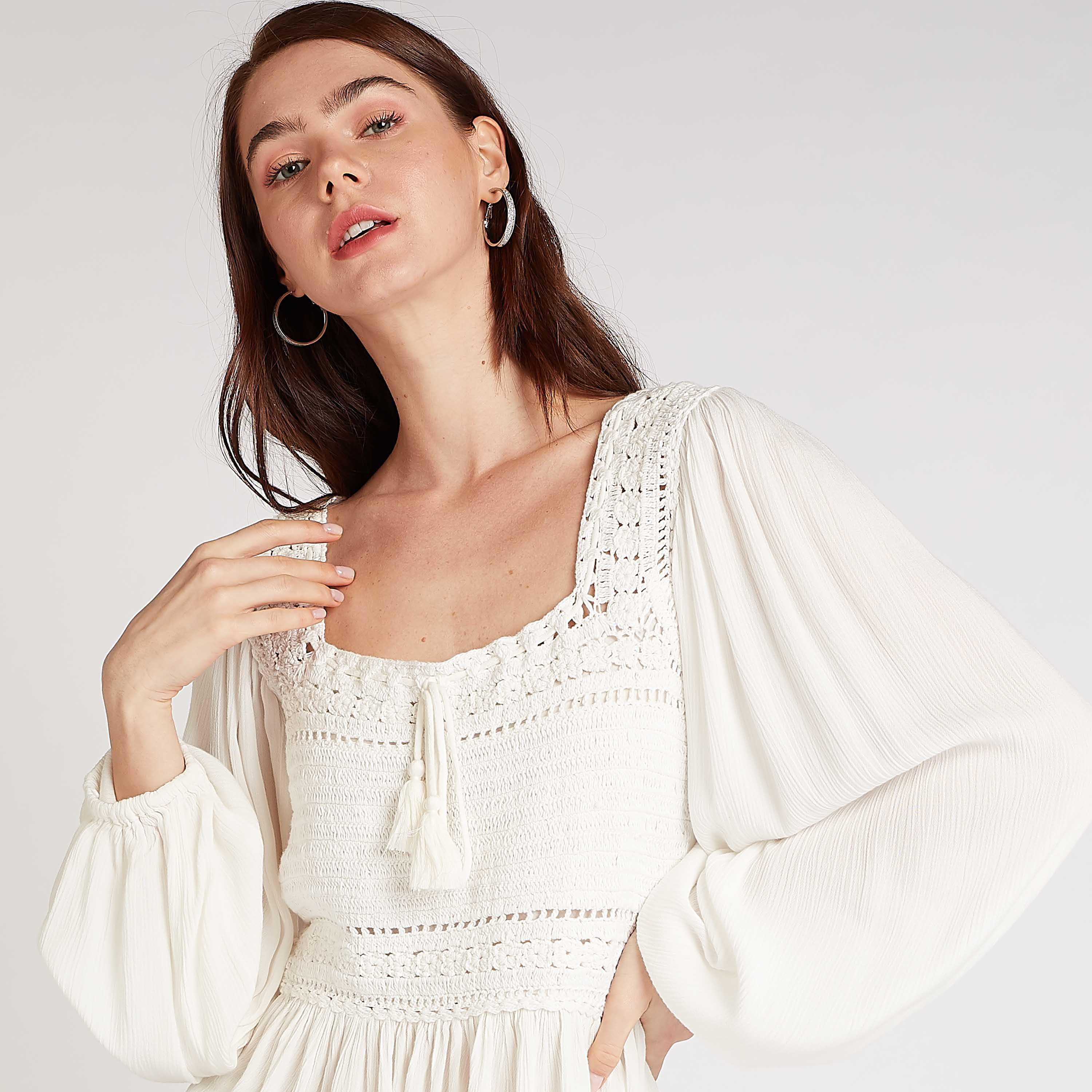 بلوزة بتفاصيل دانتيل وياقة ضيّقة وأكمام طويلة من آيكونيك-women-clothing-shirtsandblouses-blouses-image-6