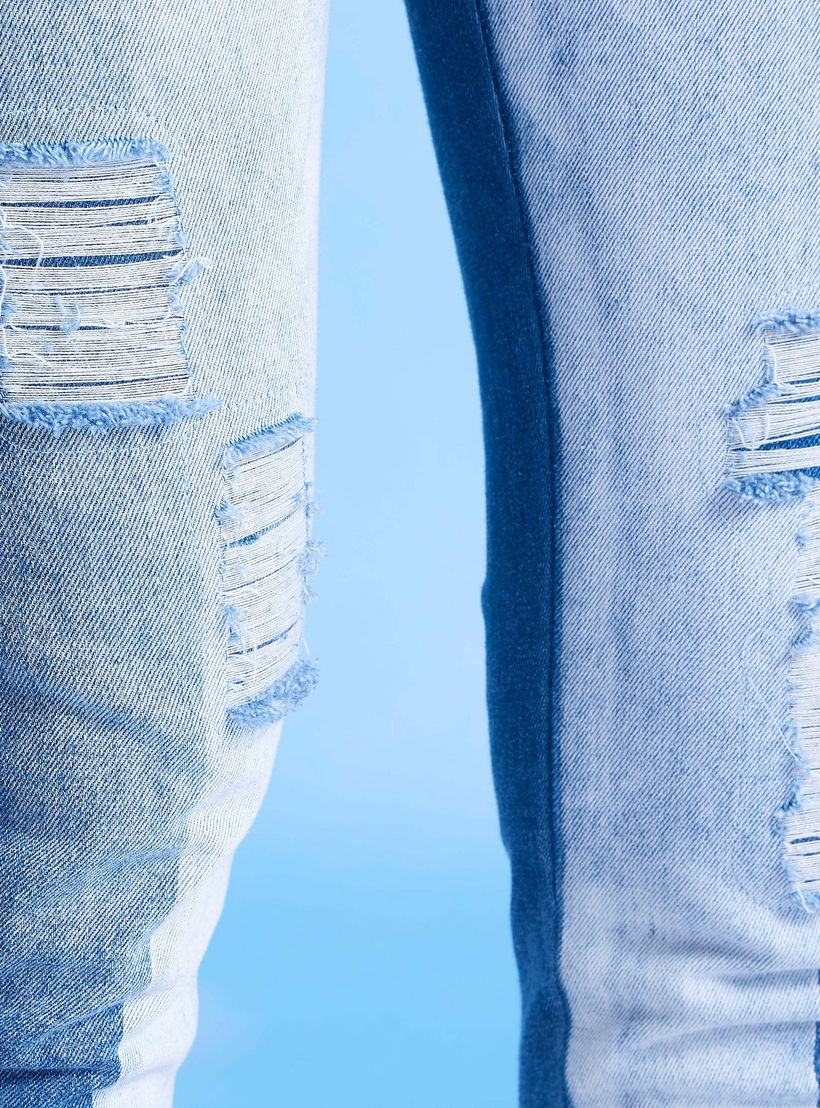 بنطلون جينز مستدام ممزّق بخصر منخفض وتفاصيل جيب-women-clothing-bottoms-jeans-image-4