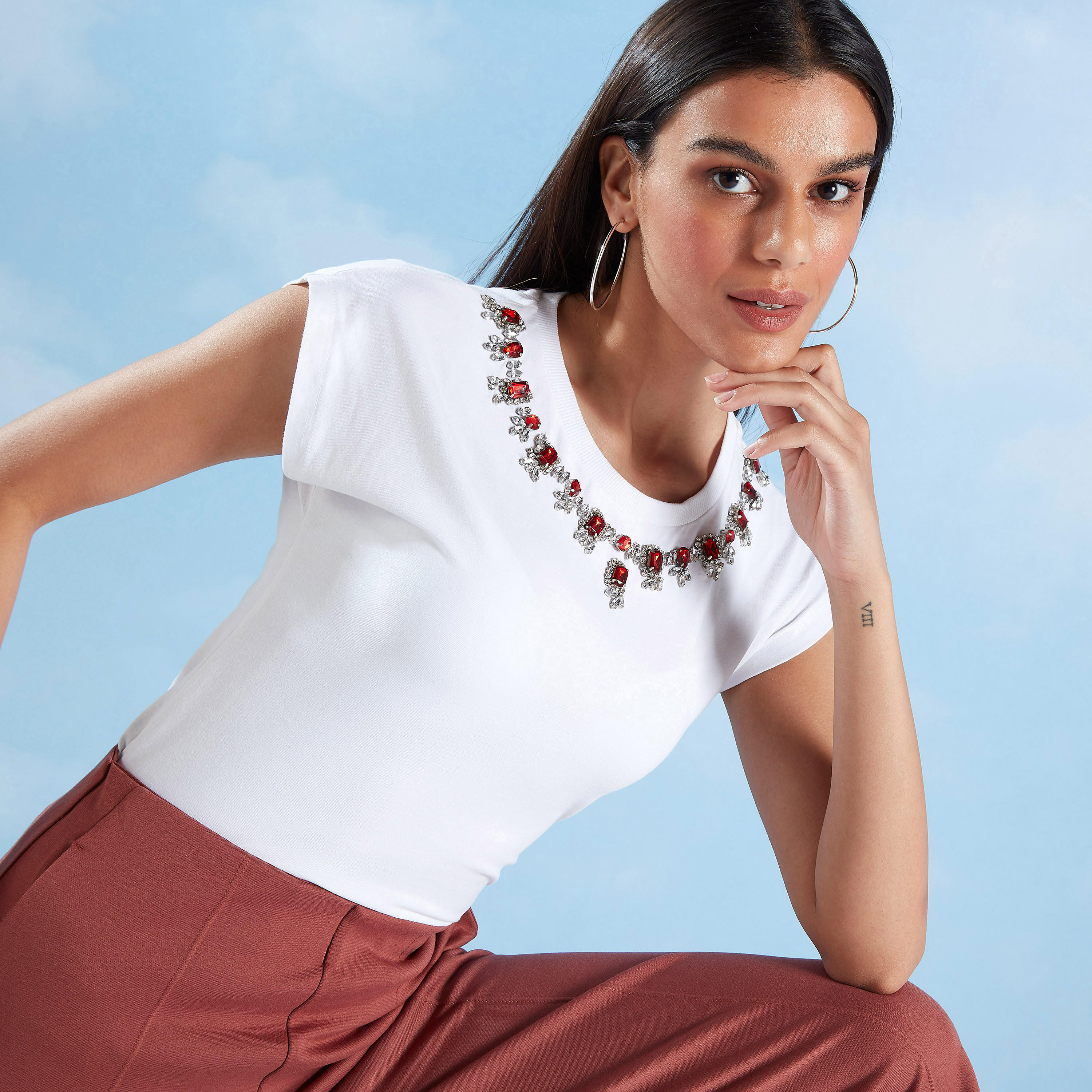 تيشيرت مستدام مزيّن بياقة ضيّقة وأكمام كاب من آيكونك-women-clothing-tshirts-image-1