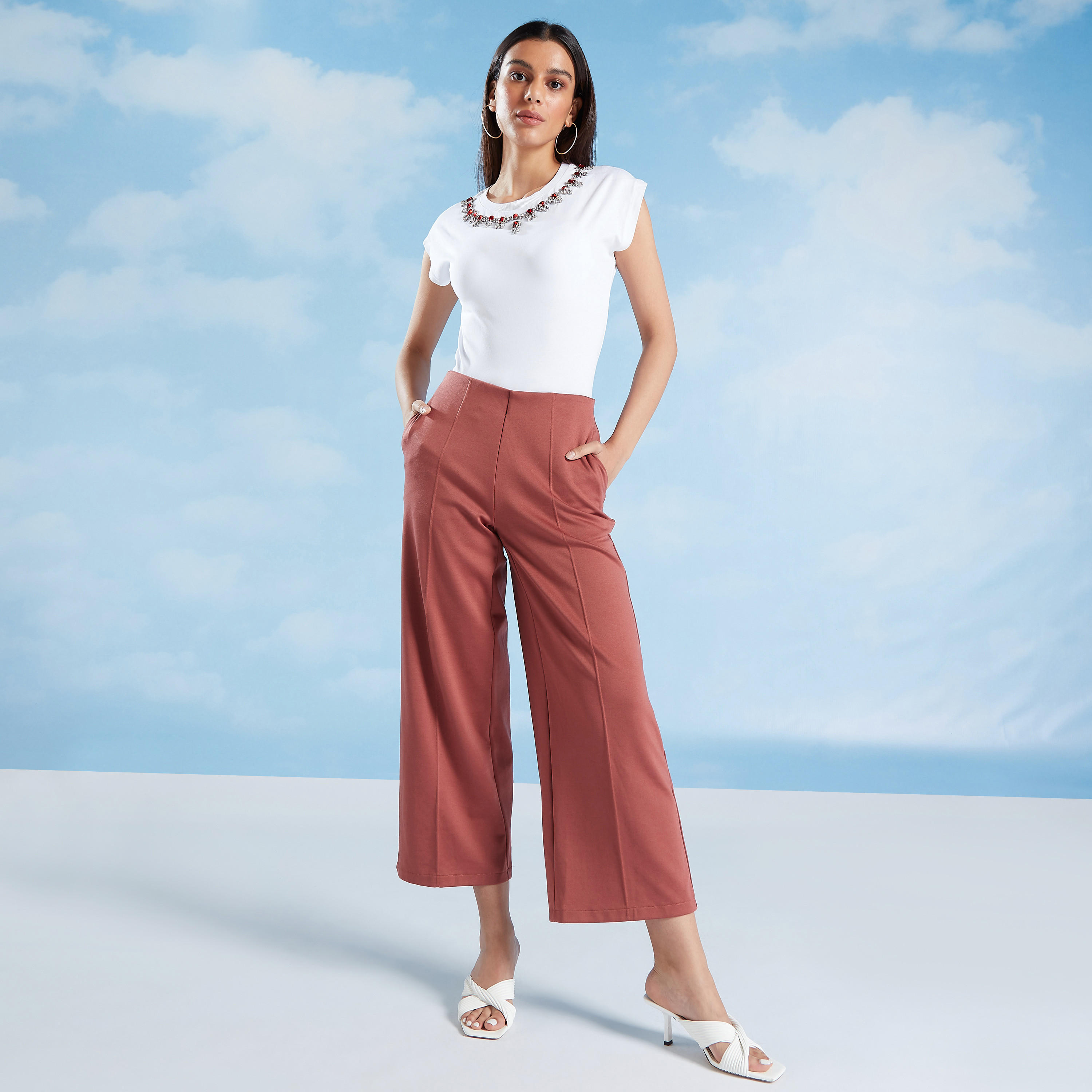 تيشيرت مستدام مزيّن بياقة ضيّقة وأكمام كاب من آيكونك-women-clothing-tshirts-image-2