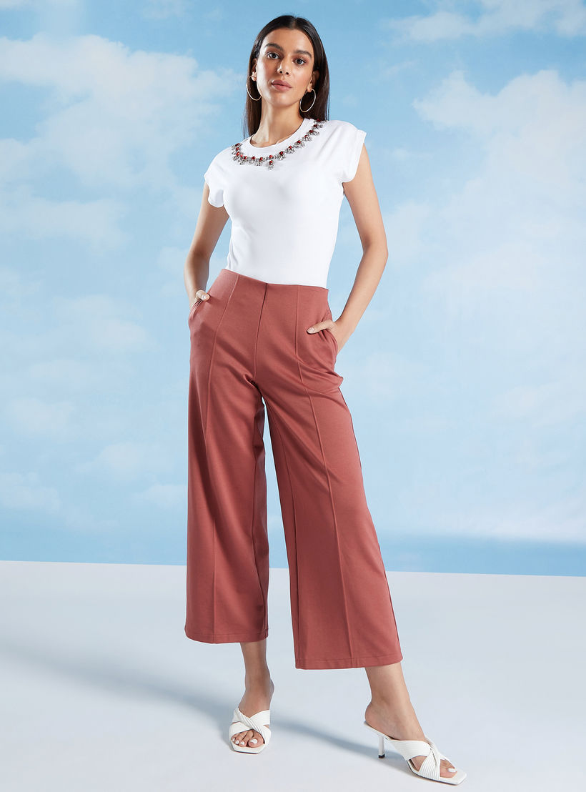 تيشيرت مستدام مزيّن بياقة ضيّقة وأكمام كاب من آيكونك-women-clothing-tshirts-image-2