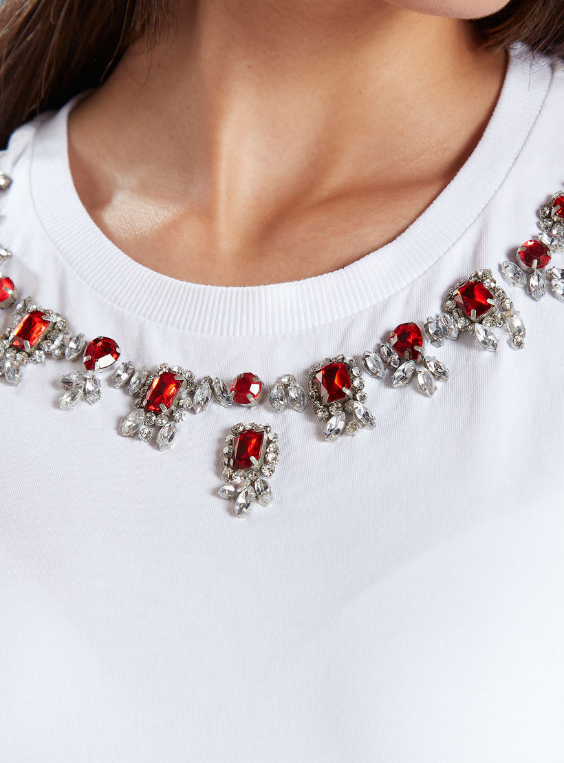 تيشيرت مستدام مزيّن بياقة ضيّقة وأكمام كاب من آيكونك-women-clothing-tshirts-image-3