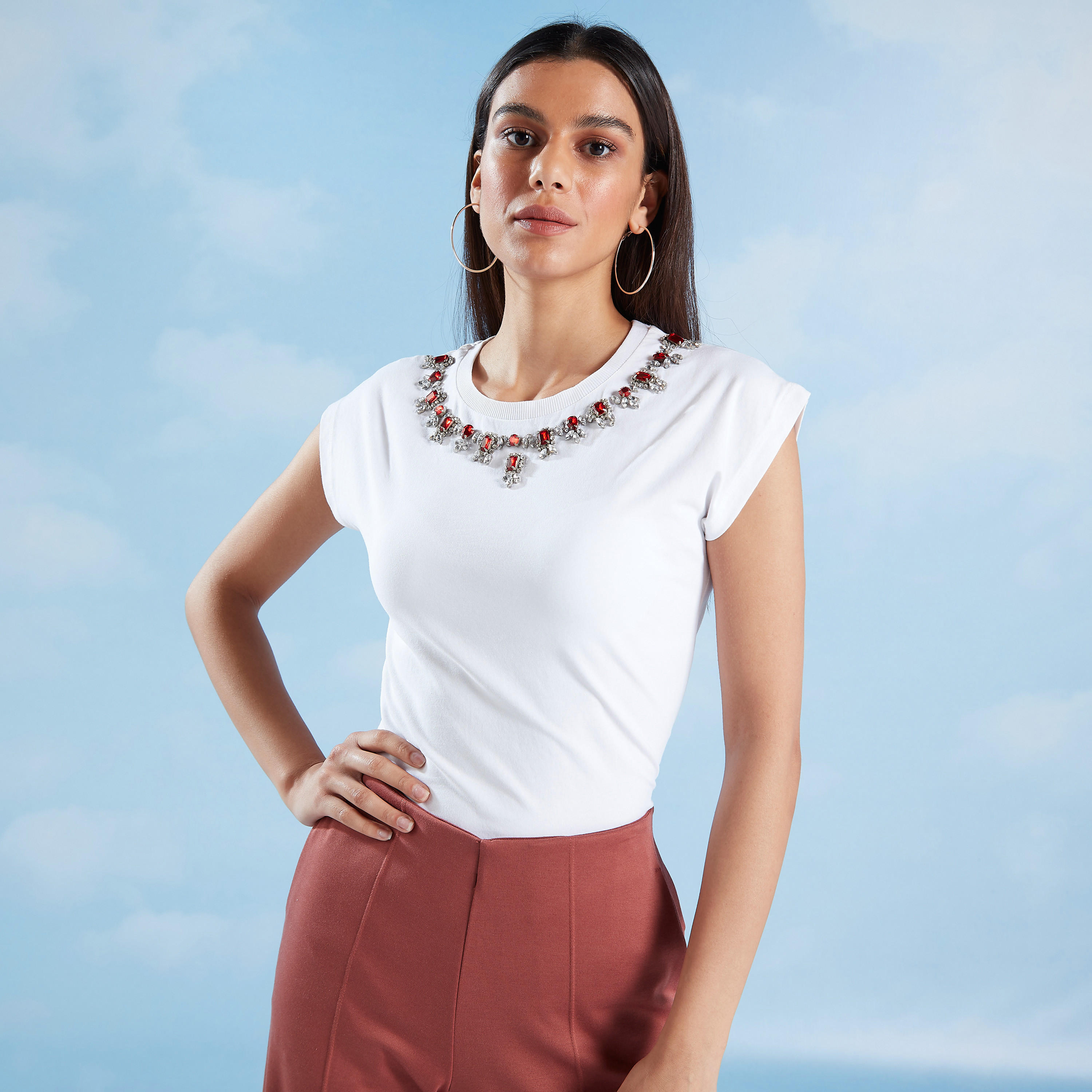 تيشيرت مستدام مزيّن بياقة ضيّقة وأكمام كاب من آيكونك-women-clothing-tshirts-image-5