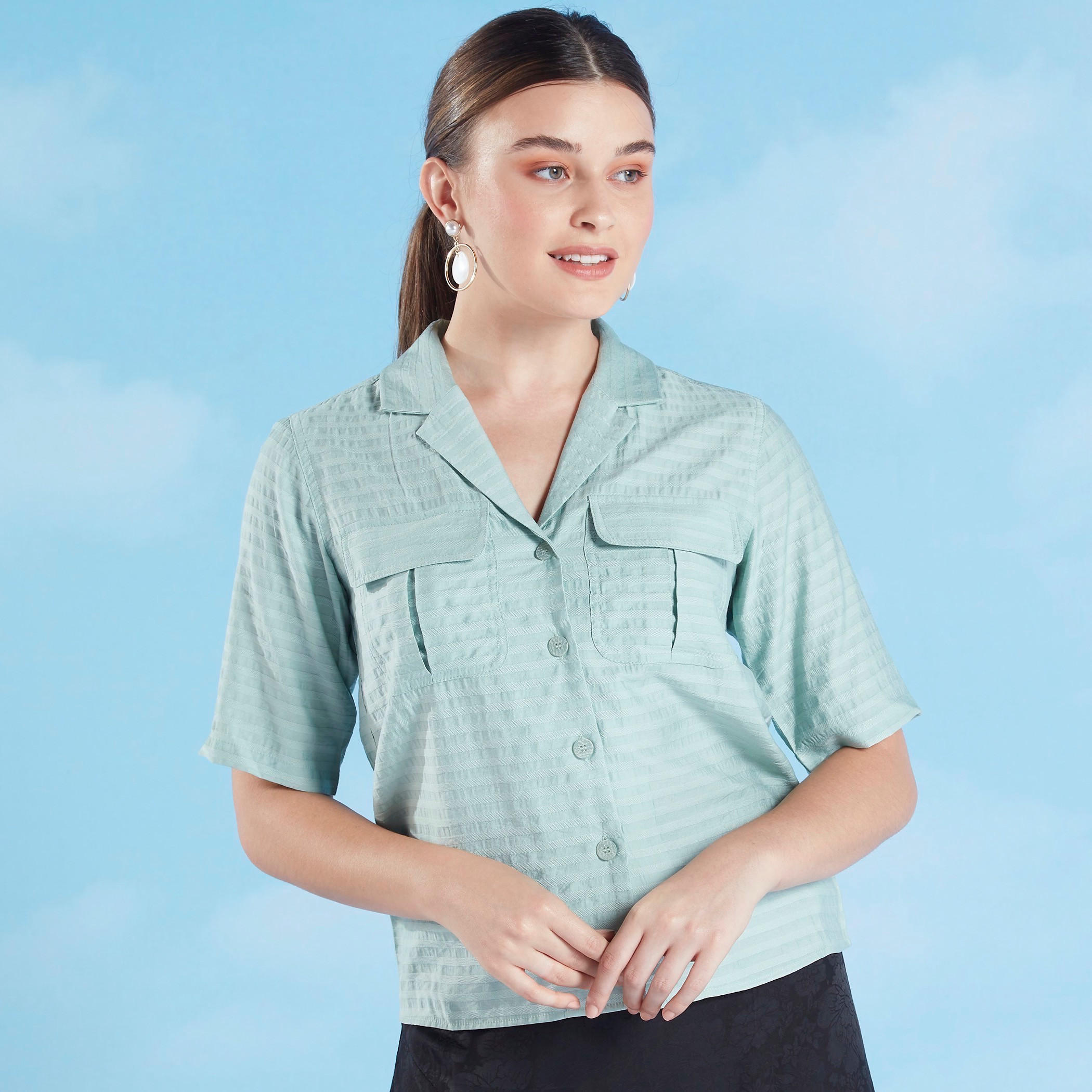 قميص بارز الملمس بأكمام قصيرة وجيوب بطيّة من آيكونيك-women-clothing-shirtsandblouses-shirts-image-1