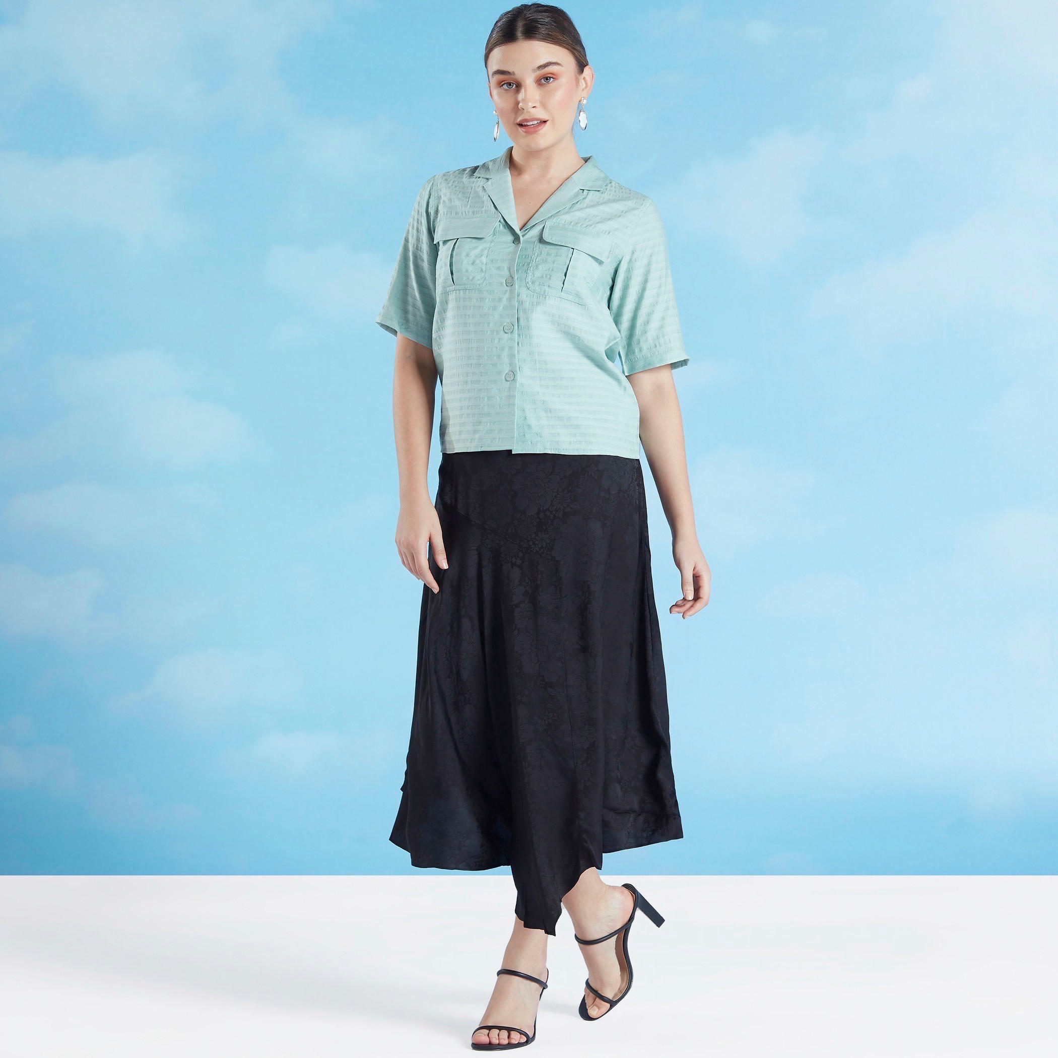قميص بارز الملمس بأكمام قصيرة وجيوب بطيّة من آيكونيك-women-clothing-shirtsandblouses-shirts-image-2