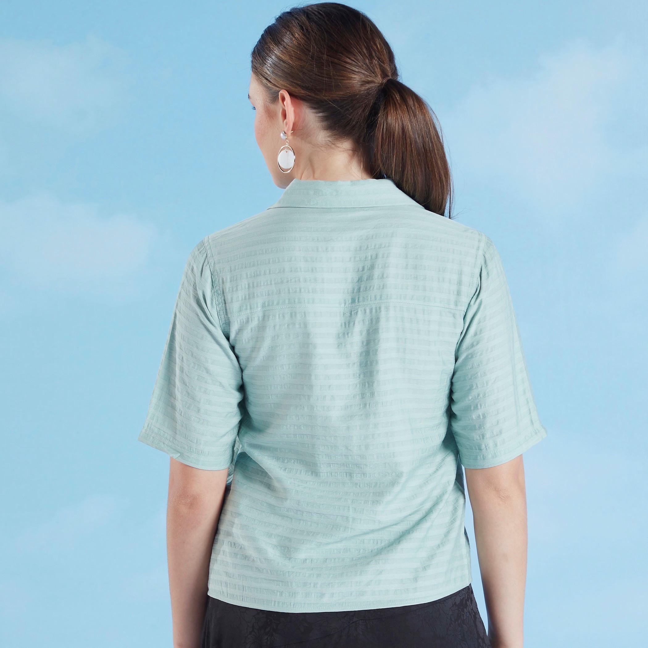 قميص بارز الملمس بأكمام قصيرة وجيوب بطيّة من آيكونيك-women-clothing-shirtsandblouses-shirts-image-5