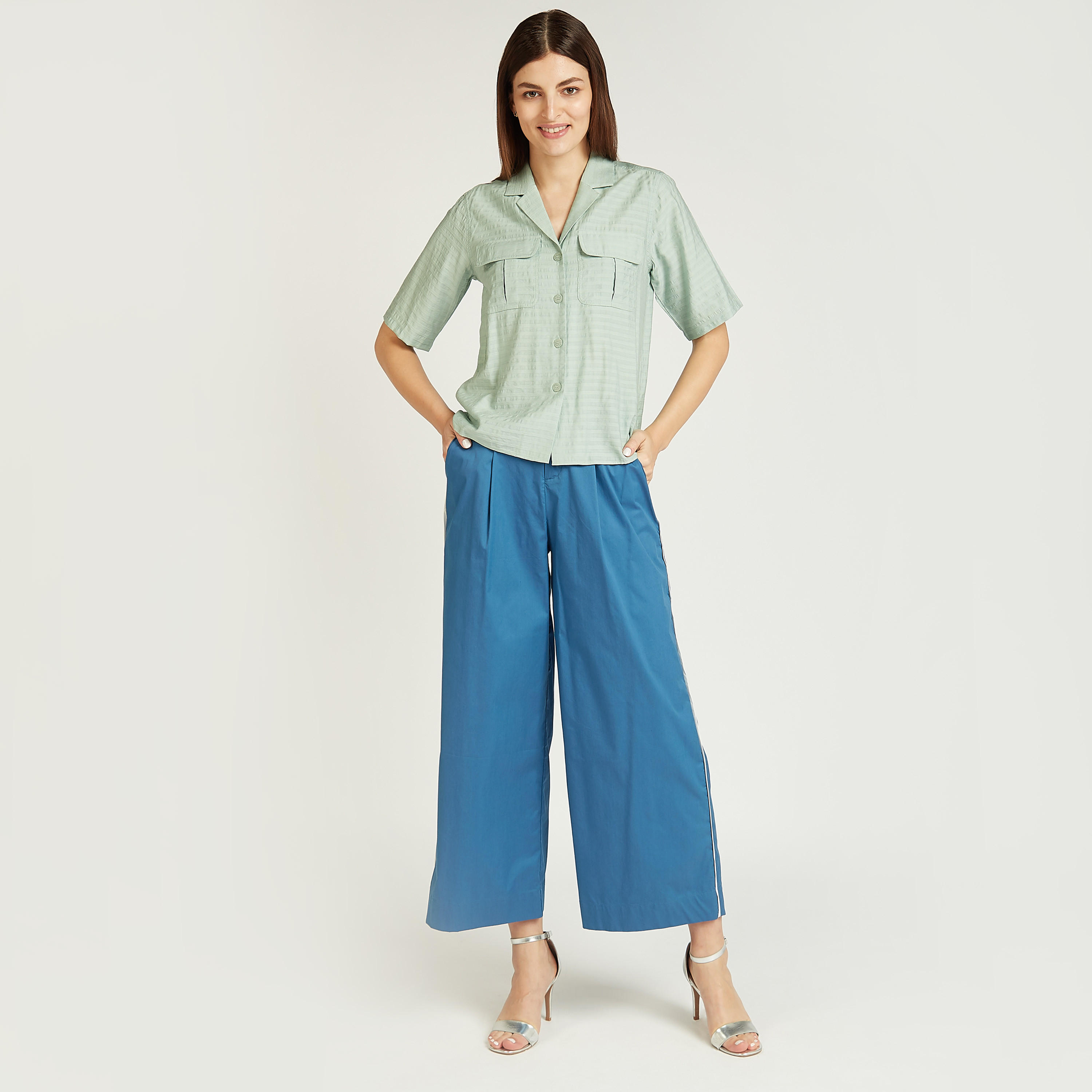 بنطلون قصيرسادة بقصة واسعة بخصر مرتفع وجيوب من آيكونيك-women-clothing-bottoms-trousers-image-3