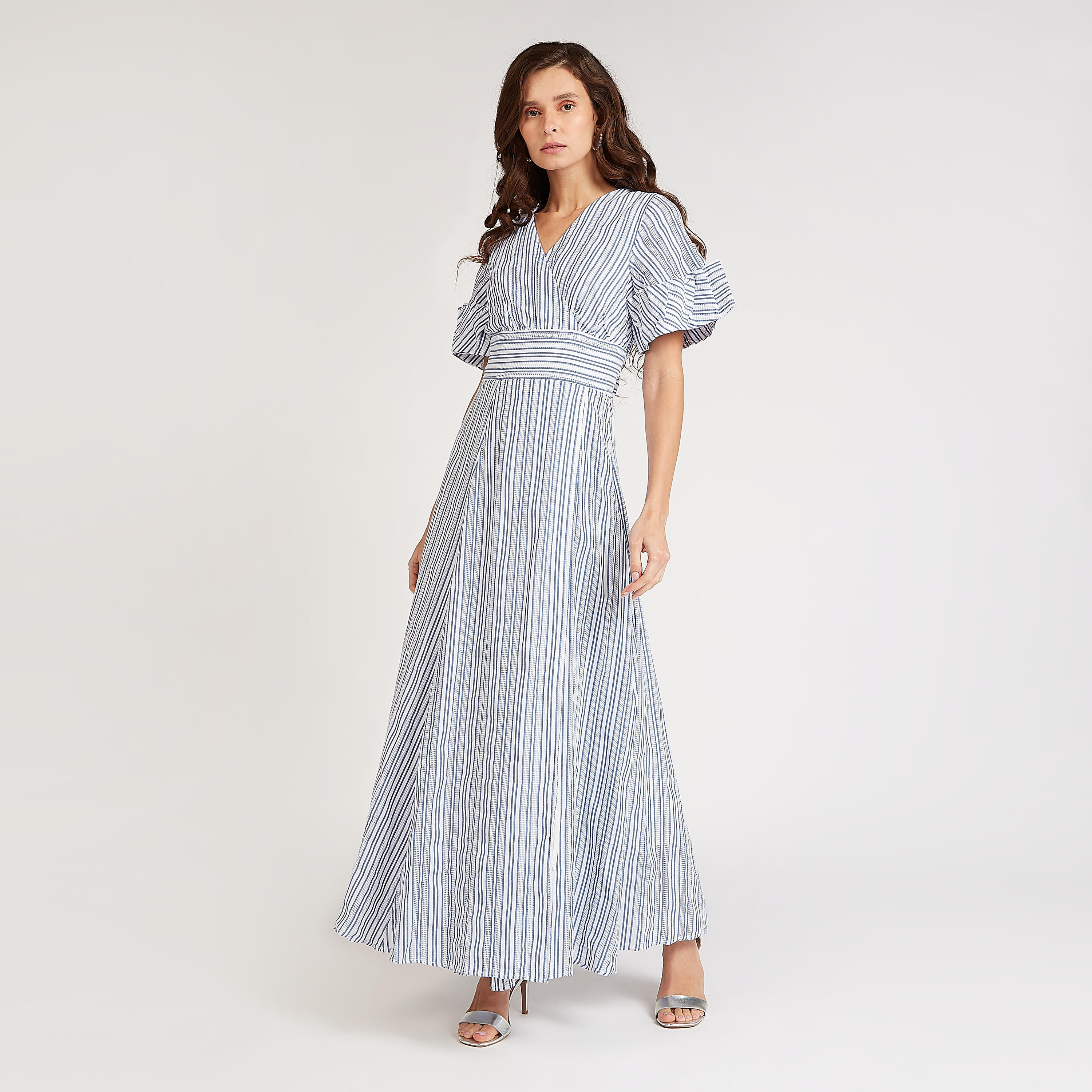 فستان إيه لاين طويل مخطط بياقة V وأكمام مكشكشة من آيكونيك-women-clothing-dresses-image-1