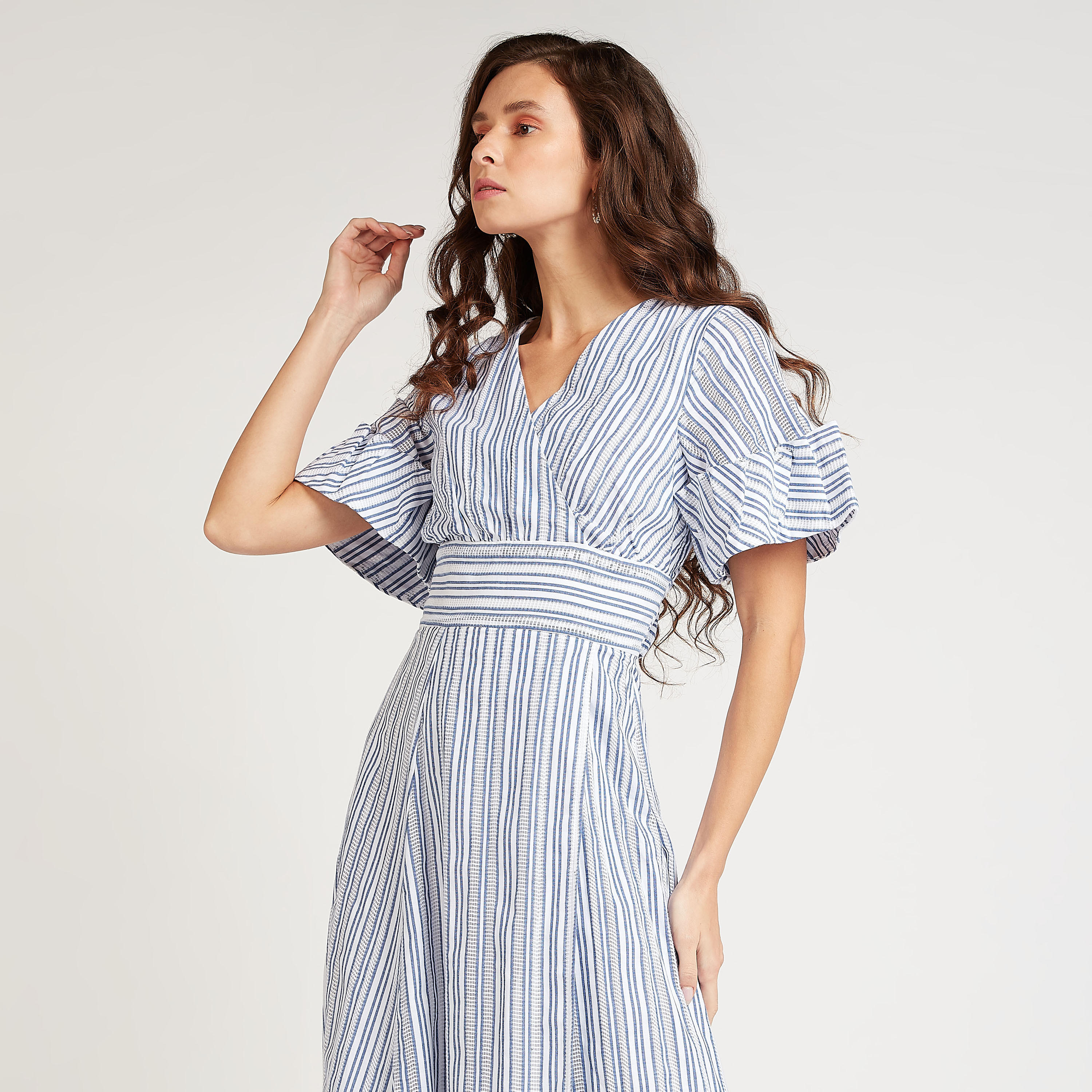 فستان إيه لاين طويل مخطط بياقة V وأكمام مكشكشة من آيكونيك-women-clothing-dresses-image-2