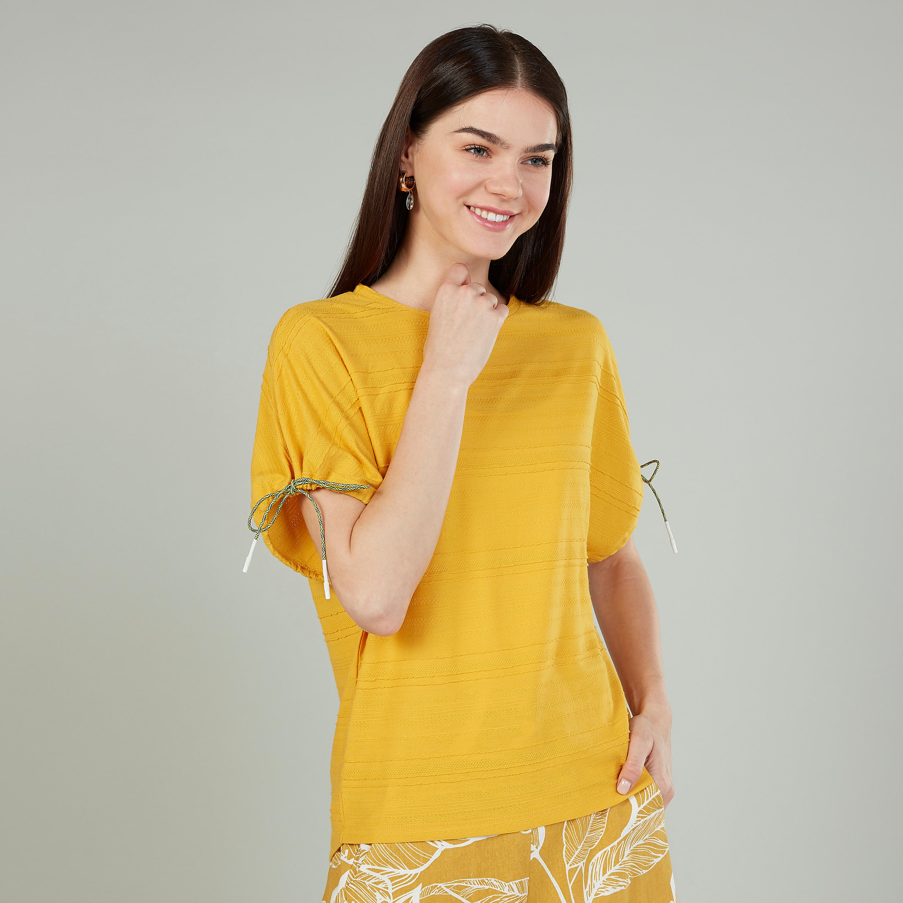 تيشيرت بارز الملمس بياقة مستديرة وأكمام متصلة من آيكونيك-women-clothing-tshirts-image-5