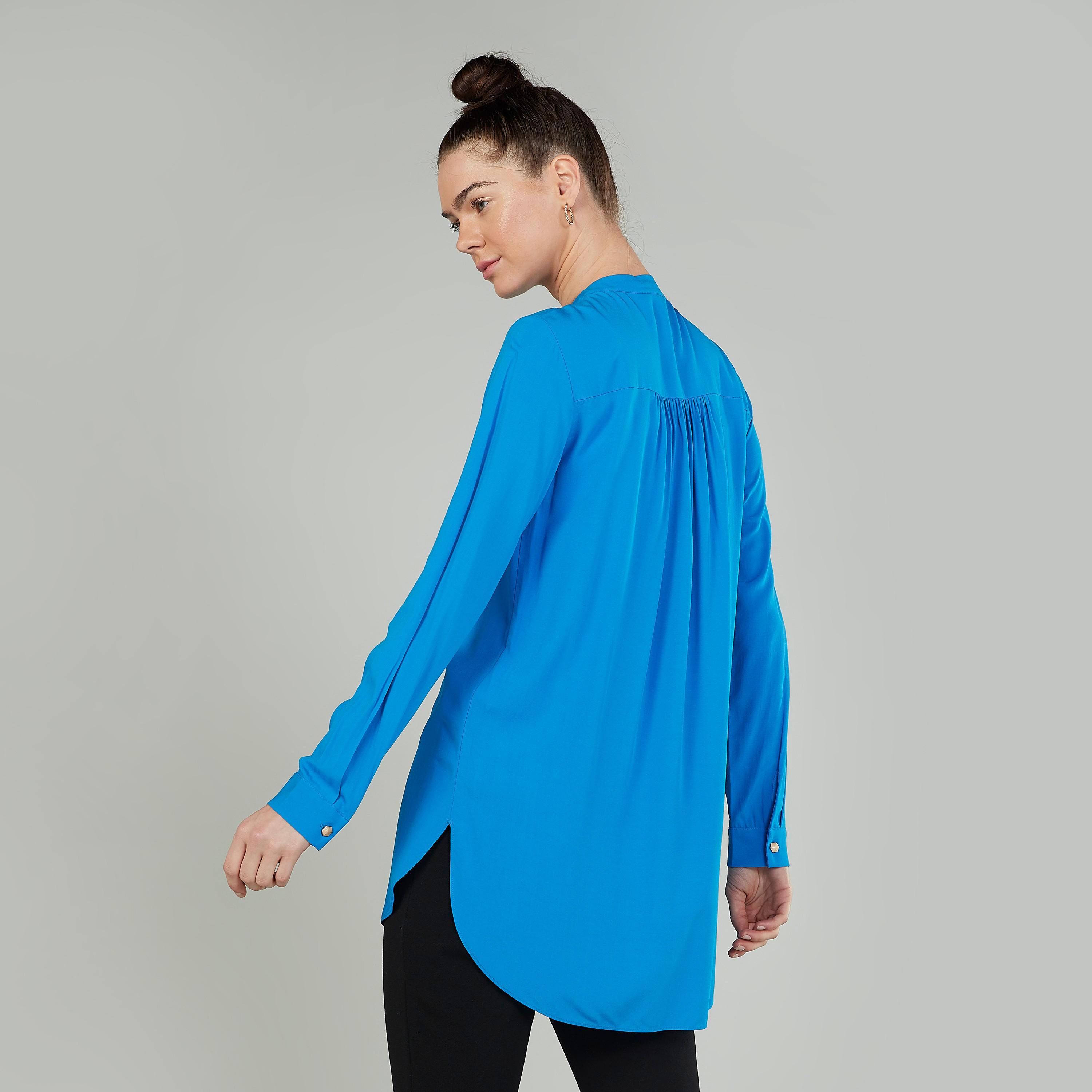 بلوزة طويلة سادة بياقة ماندارين وأكمام طويلة من آيكونيك-women-clothing-shirtsandblouses-blouses-image-3