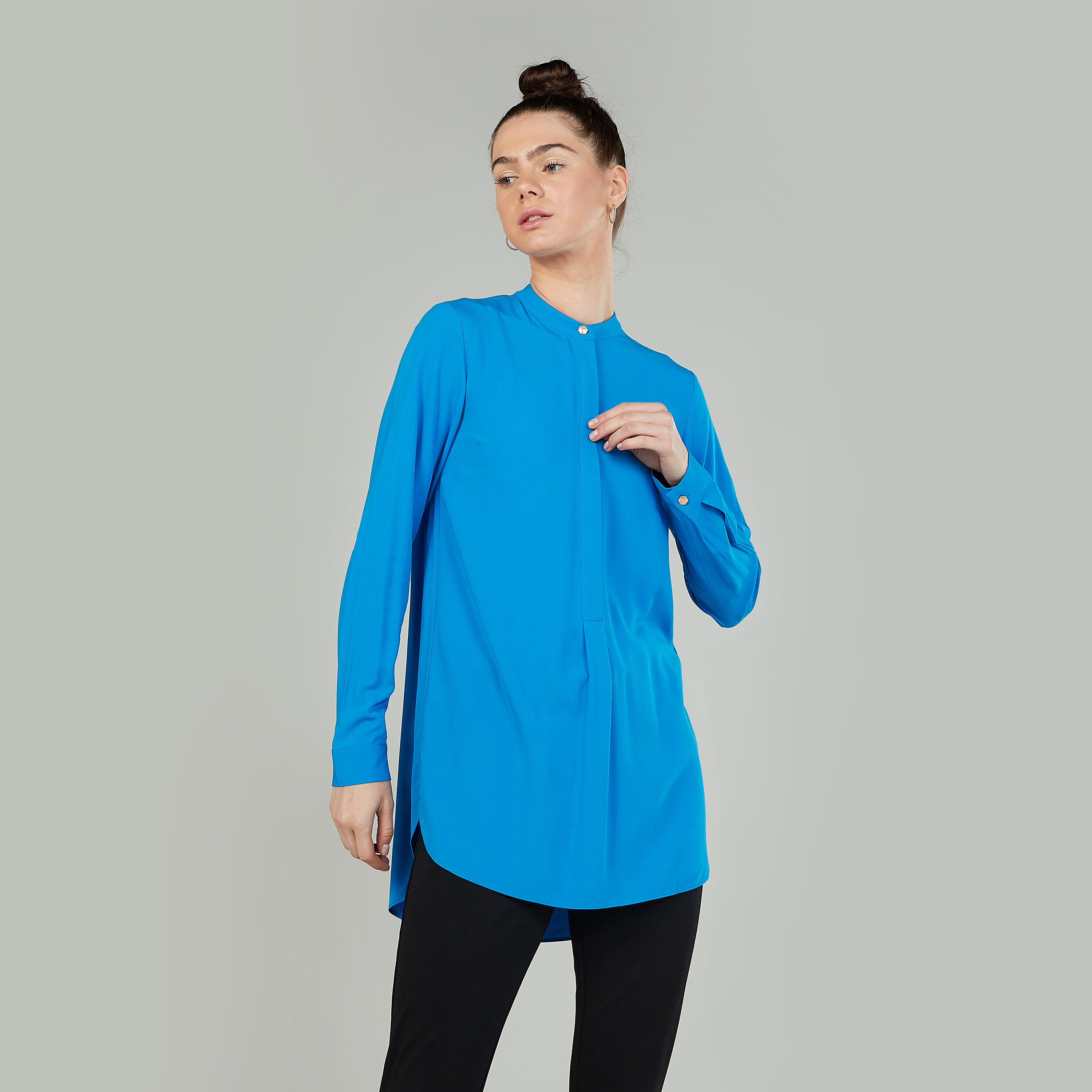 بلوزة طويلة سادة بياقة ماندارين وأكمام طويلة من آيكونيك-women-clothing-shirtsandblouses-blouses-image-4