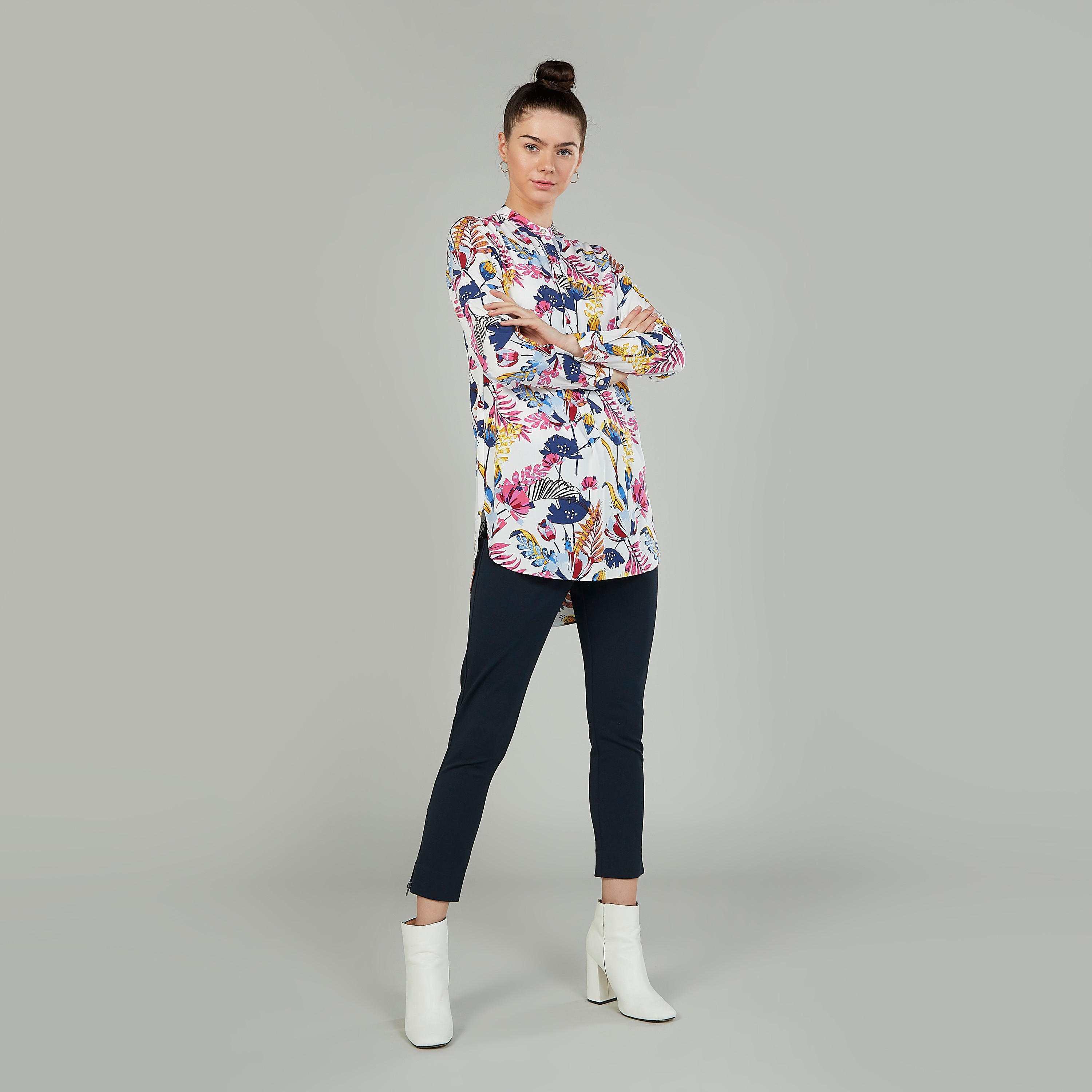 بلوزة طويلة بياقة ماندارين وأكمام طويلة وطبعات من آيكونيك-women-clothing-shirtsandblouses-blouses-image-2