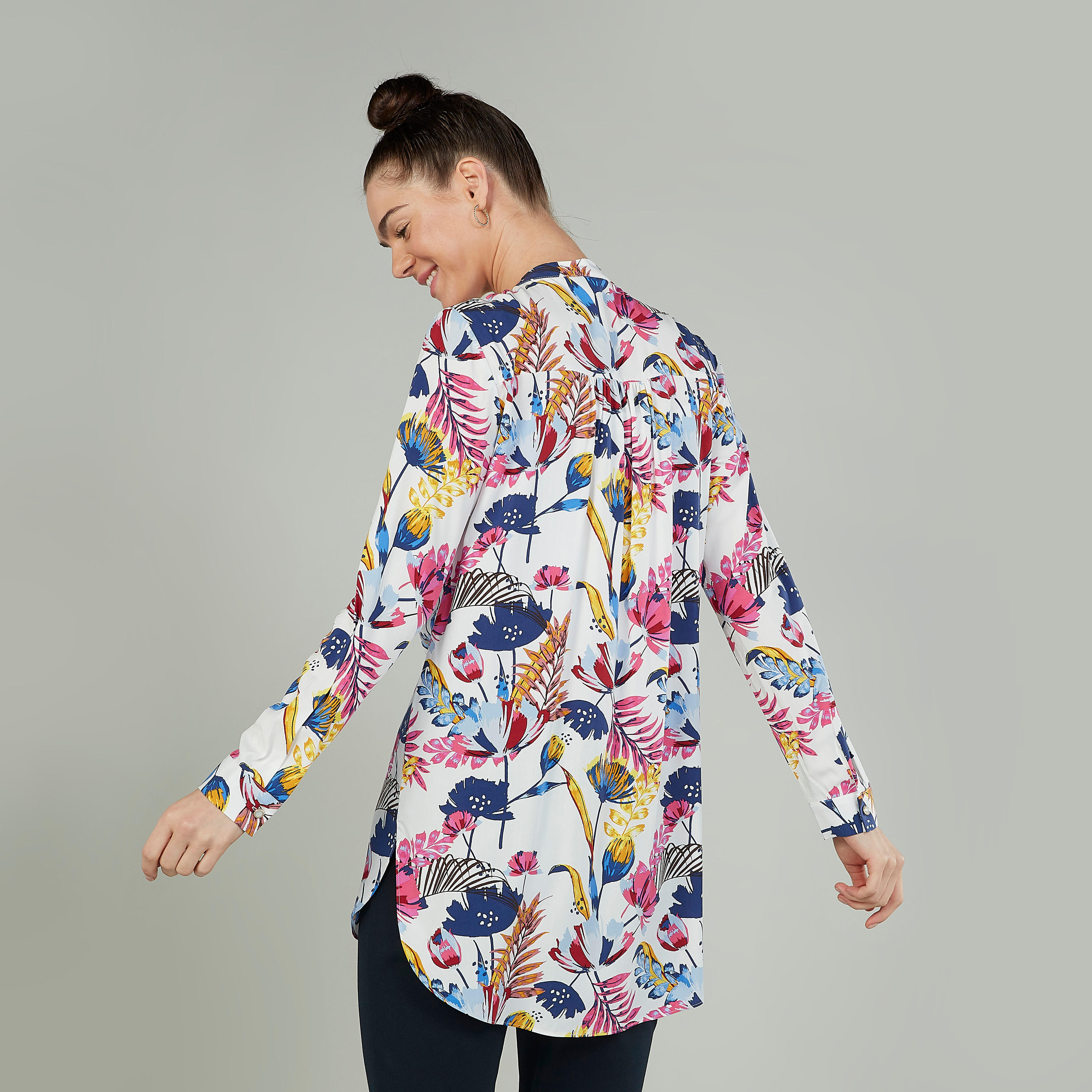بلوزة طويلة بياقة ماندارين وأكمام طويلة وطبعات من آيكونيك-women-clothing-shirtsandblouses-blouses-image-4