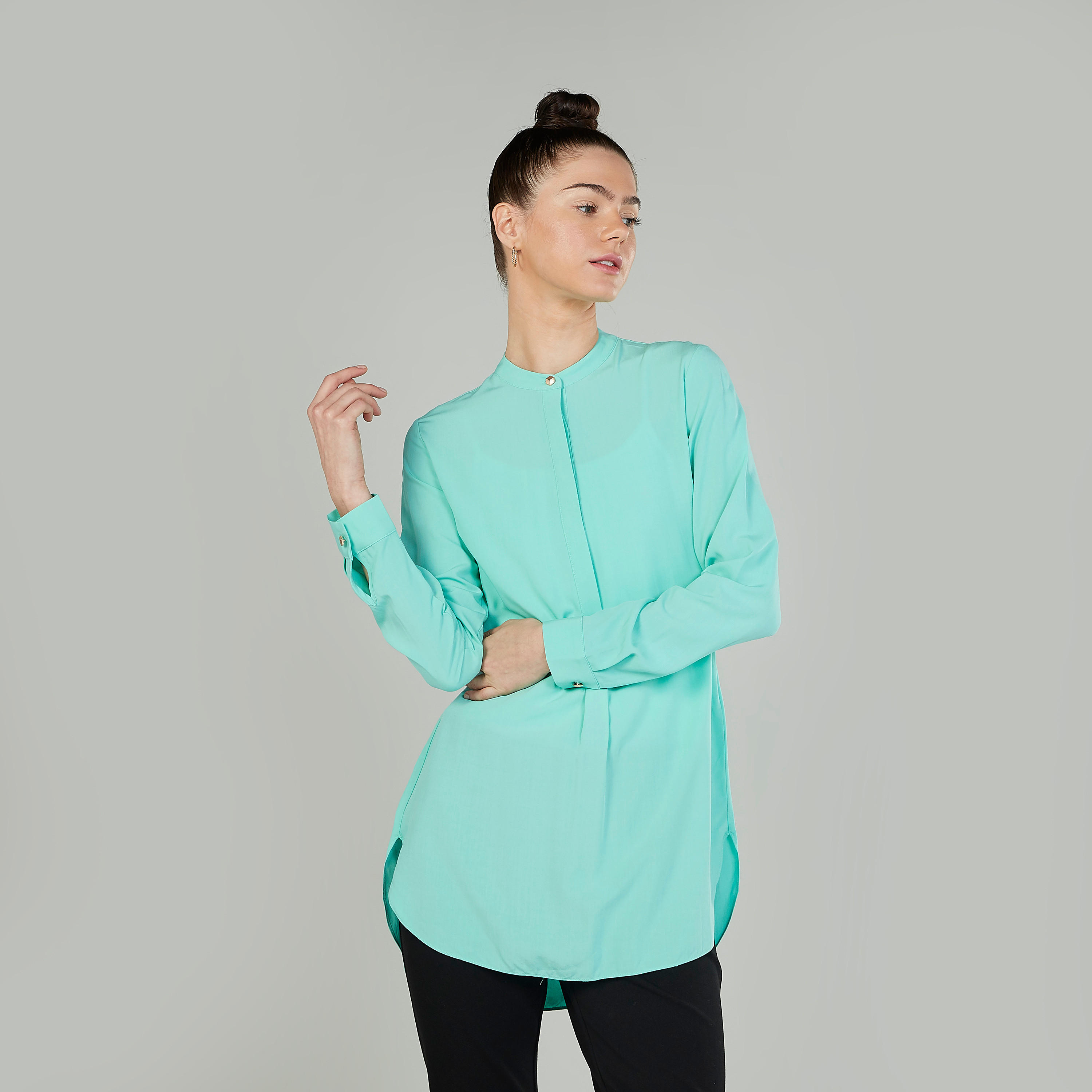 بلوزة طويلة سادة بياقة ماندارين وأكمام طويلة من آيكونيك-women-clothing-shirtsandblouses-blouses-image-1