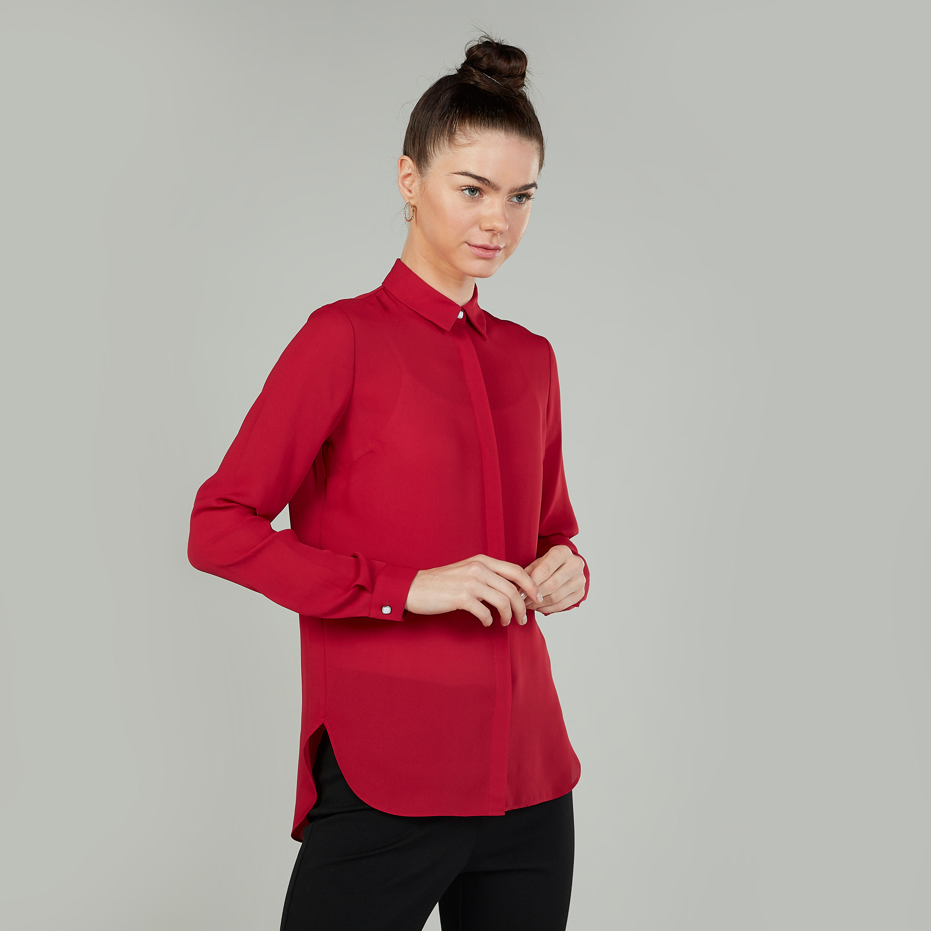 بلوزة سادة بياقة عاديّة وأكمام طويلة من آيكونيك-women-clothing-shirtsandblouses-blouses-image-1