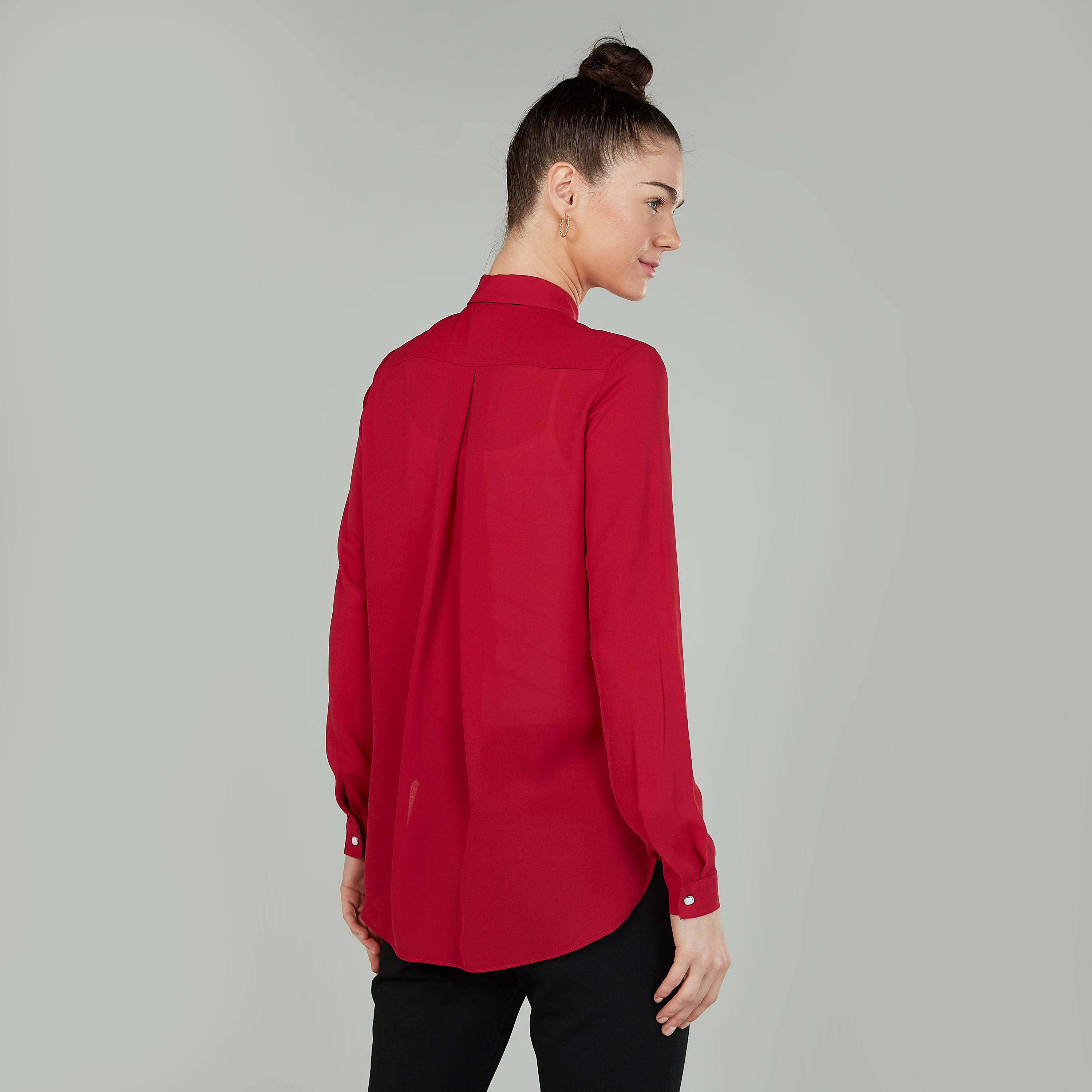 بلوزة سادة بياقة عاديّة وأكمام طويلة من آيكونيك-women-clothing-shirtsandblouses-blouses-image-4