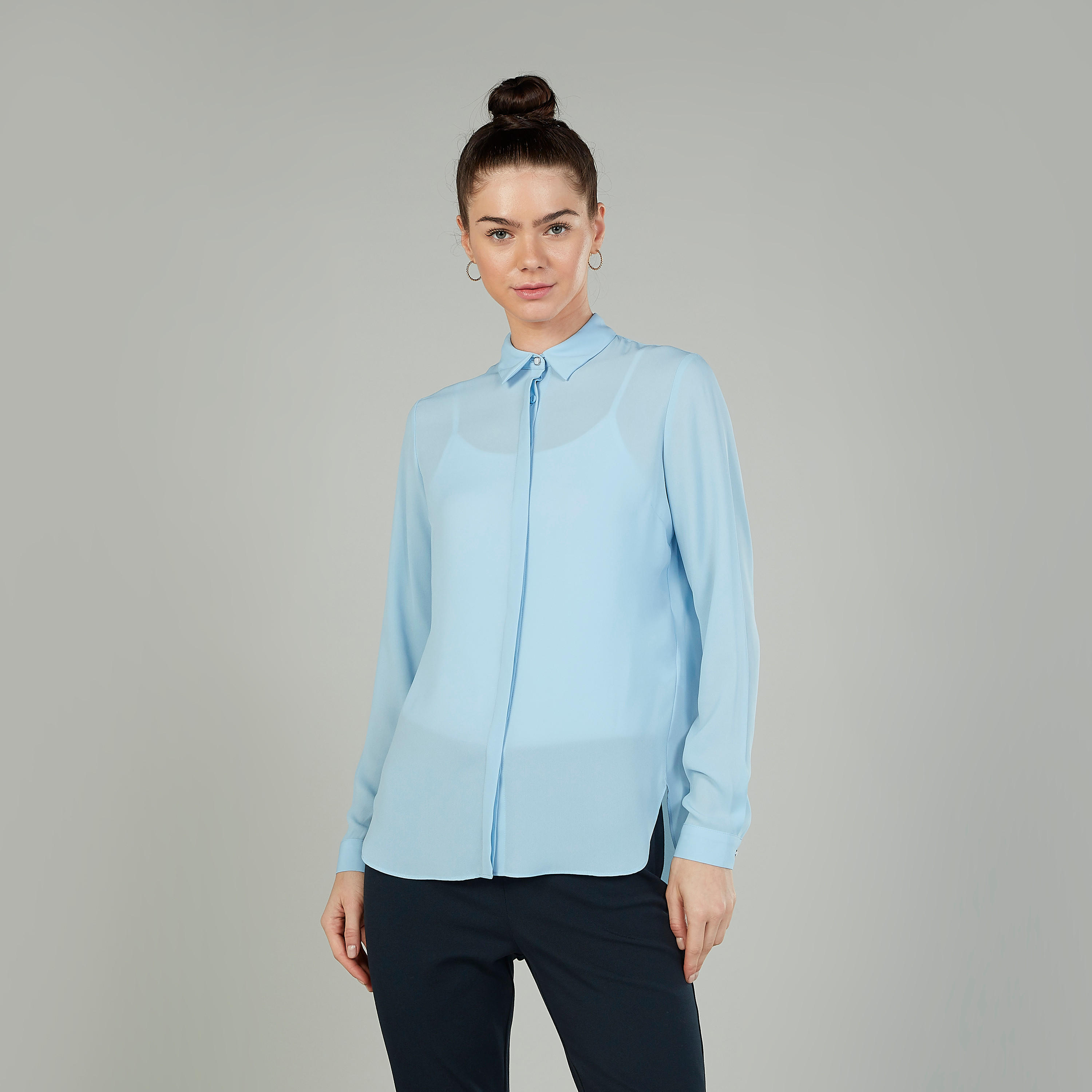 بلوزة سادة بياقة عاديّة وأكمام طويلة من آيكونيك-women-clothing-shirtsandblouses-blouses-image-1