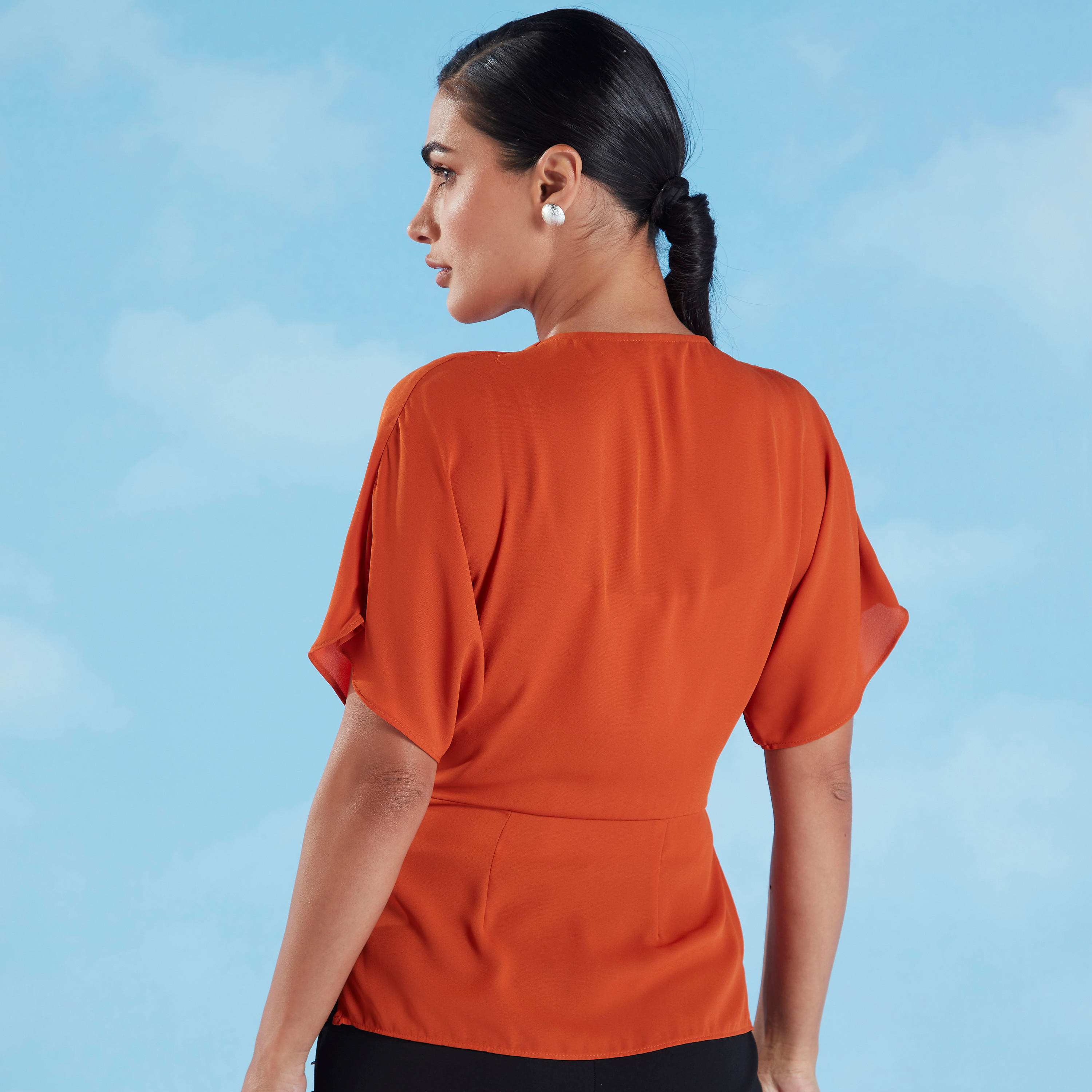 بلوزة سادة بياقة V وأربطة من آيكونيك-women-clothing-shirtsandblouses-blouses-image-1