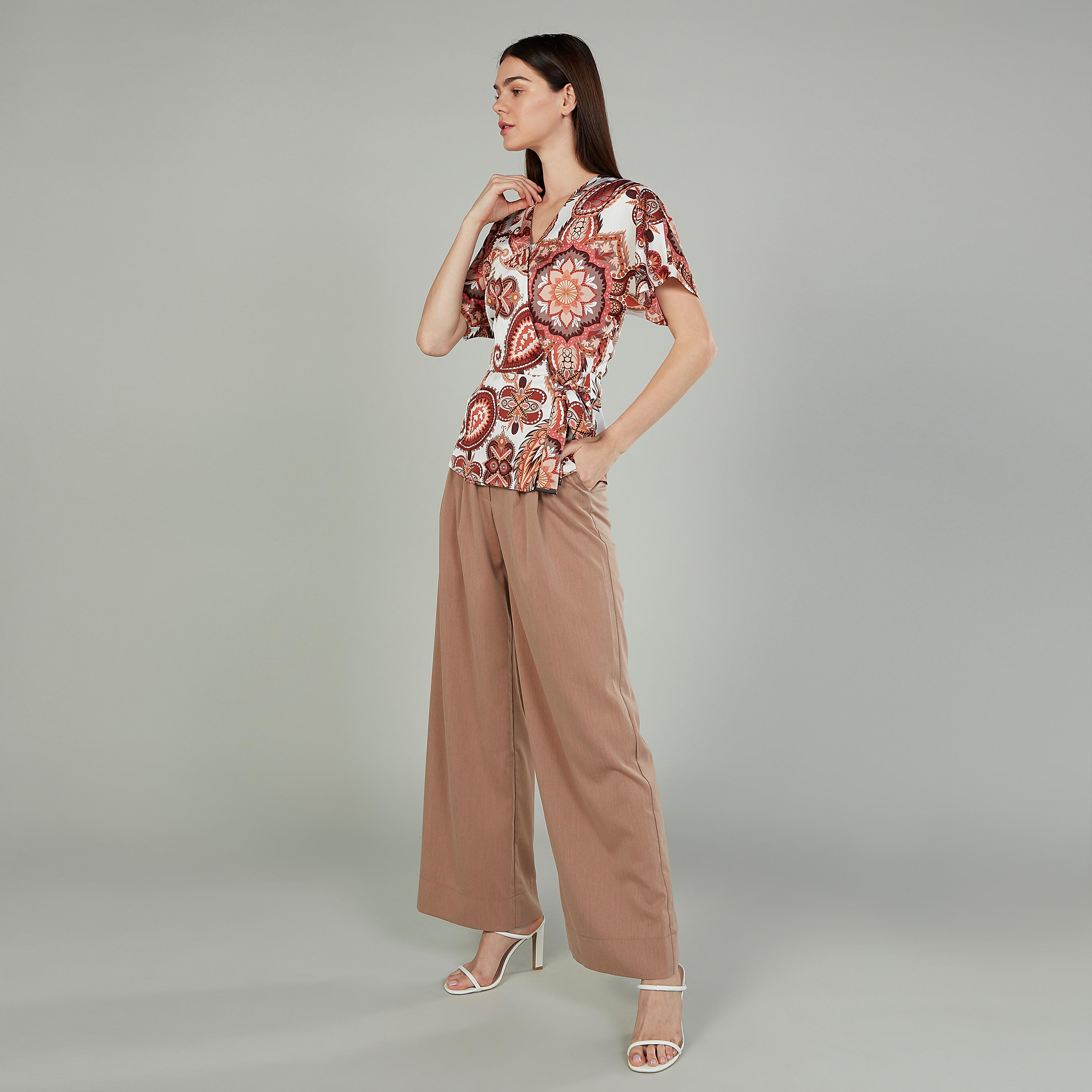 بلوزة بطبعات بياقة V وأربطة من آيكونيك-women-clothing-shirtsandblouses-blouses-image-2