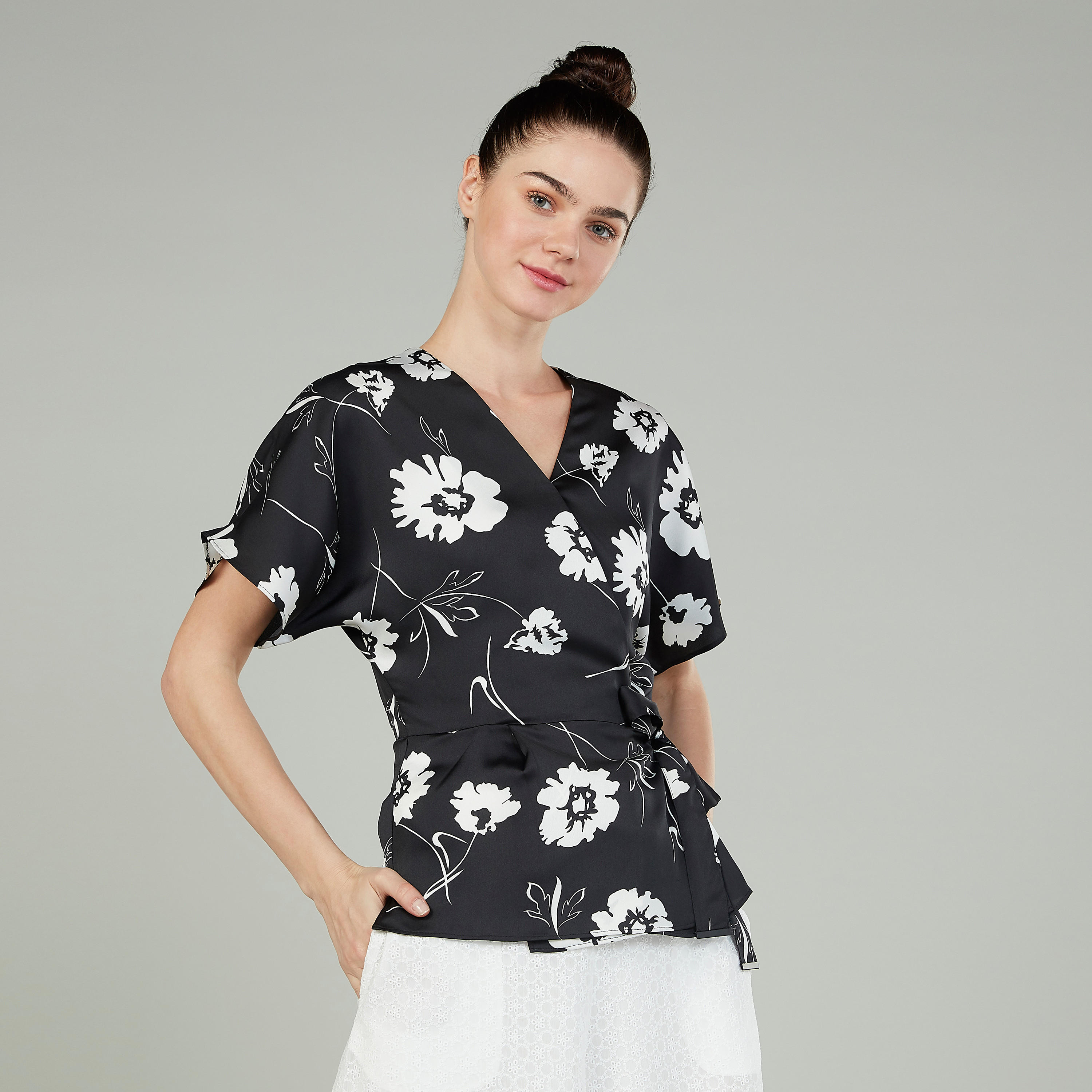 بلوزة بياقة V وأربطة وطبعات من آيكونيك-women-clothing-shirtsandblouses-blouses-image-1