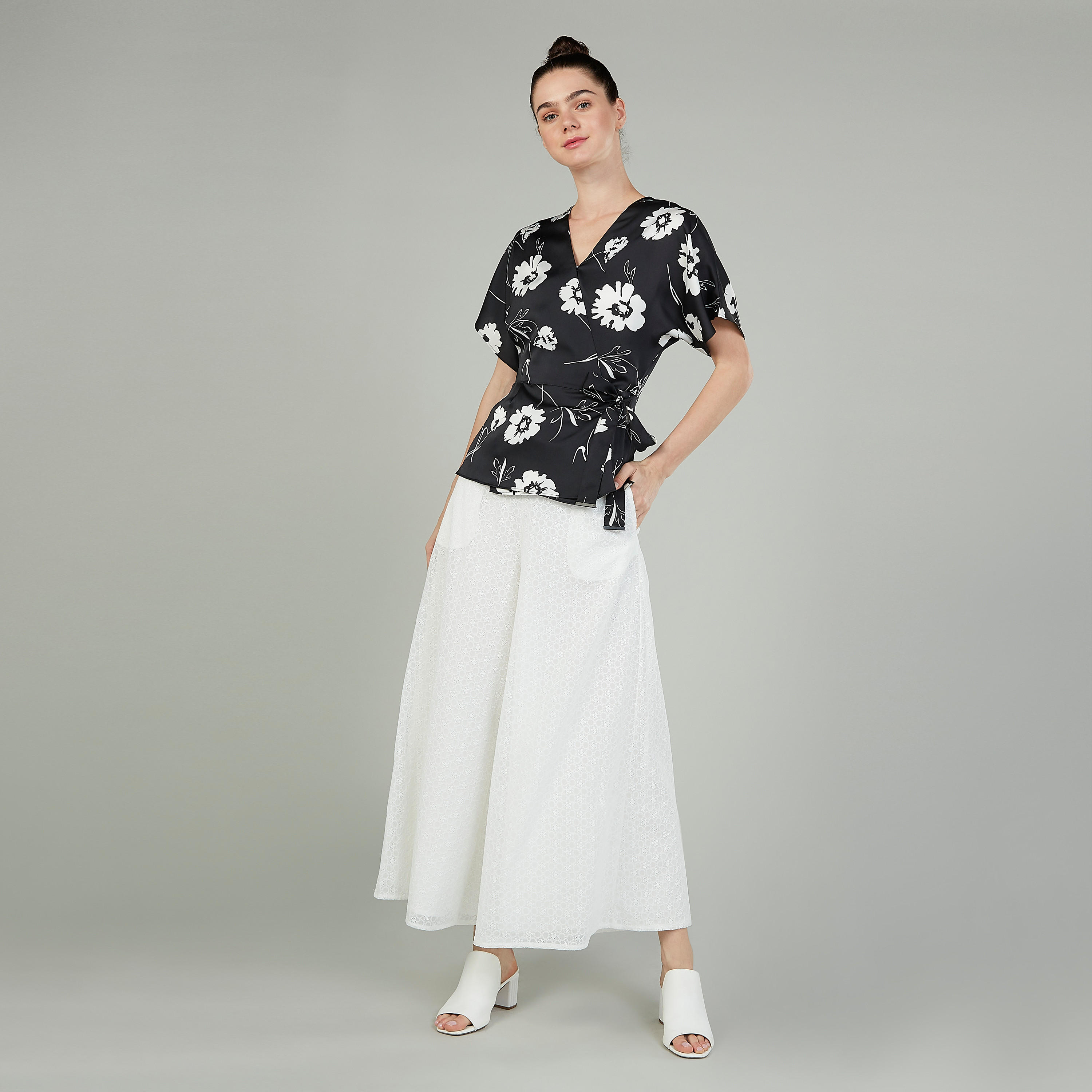بلوزة بياقة V وأربطة وطبعات من آيكونيك-women-clothing-shirtsandblouses-blouses-image-2