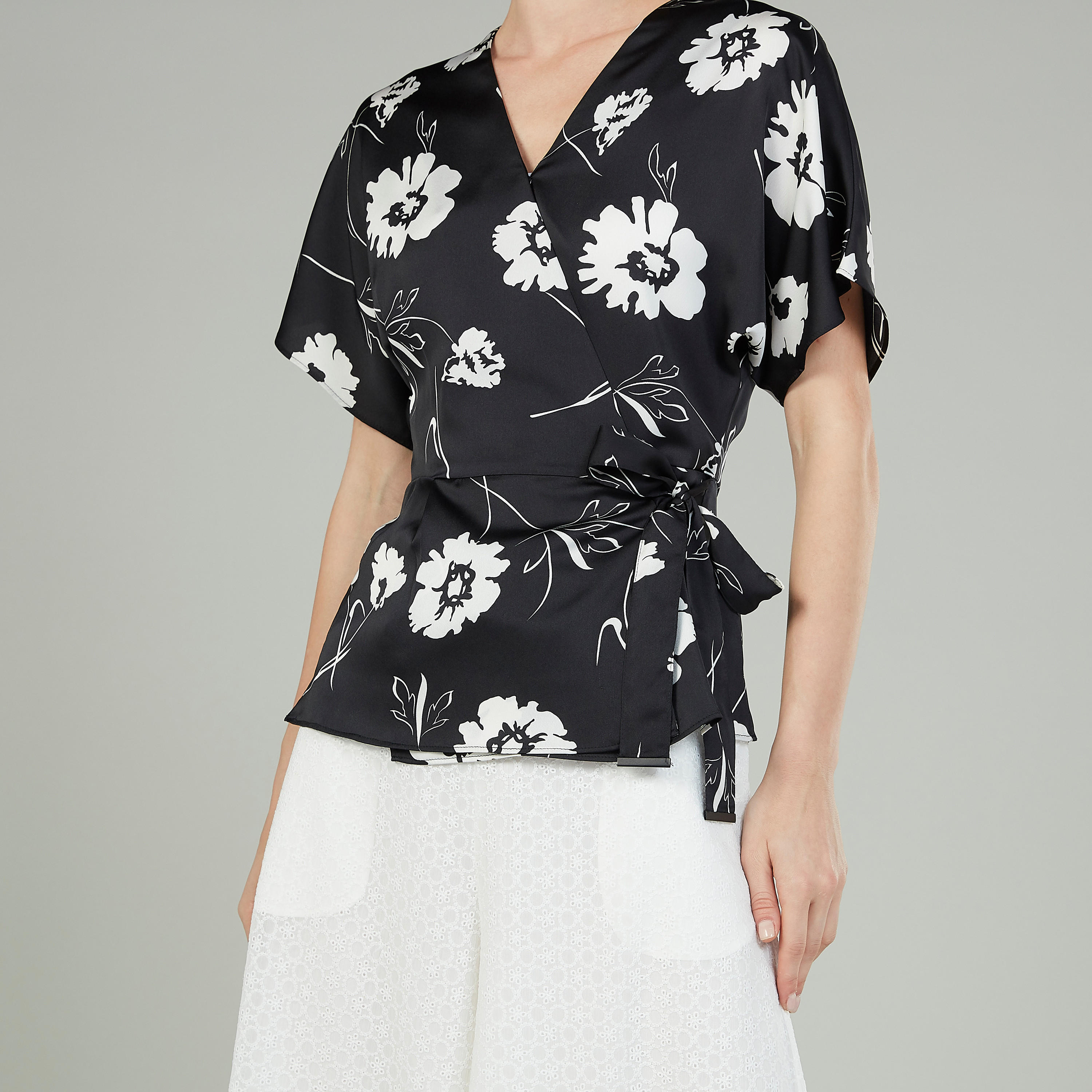 بلوزة بياقة V وأربطة وطبعات من آيكونيك-women-clothing-shirtsandblouses-blouses-image-3