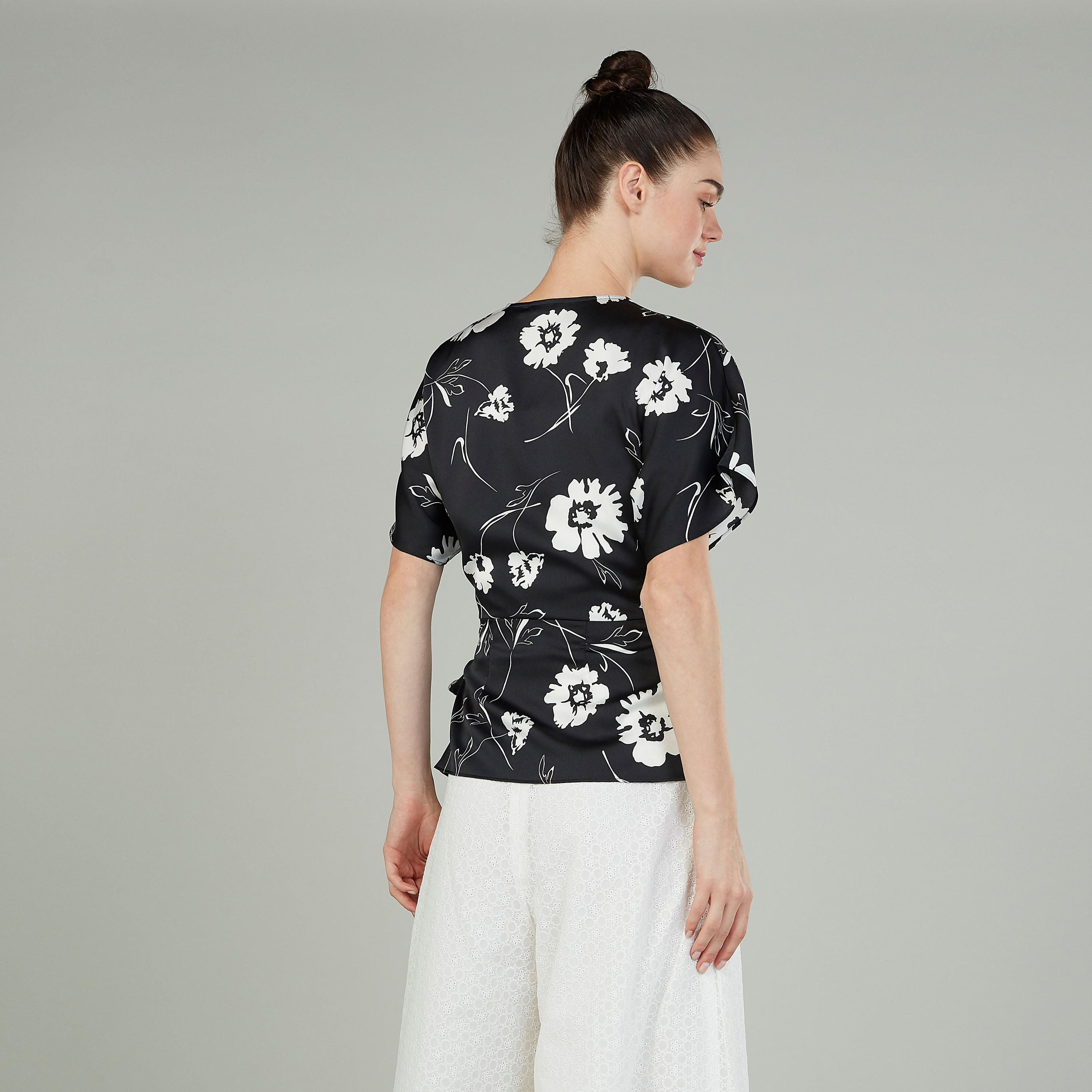 بلوزة بياقة V وأربطة وطبعات من آيكونيك-women-clothing-shirtsandblouses-blouses-image-4